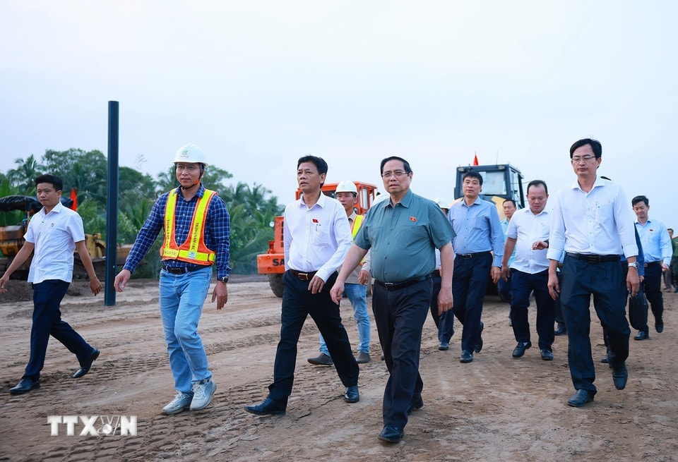 Thủ tướng Phạm Minh Chính kiểm tra tiến độ thi công dự án cao tốc Châu Đốc-Cần Thơ-Sóc Trăng đoạn qua xã Long Hưng, thành phố Cần Thơ. (Ảnh: Dương Giang/TTXVN)