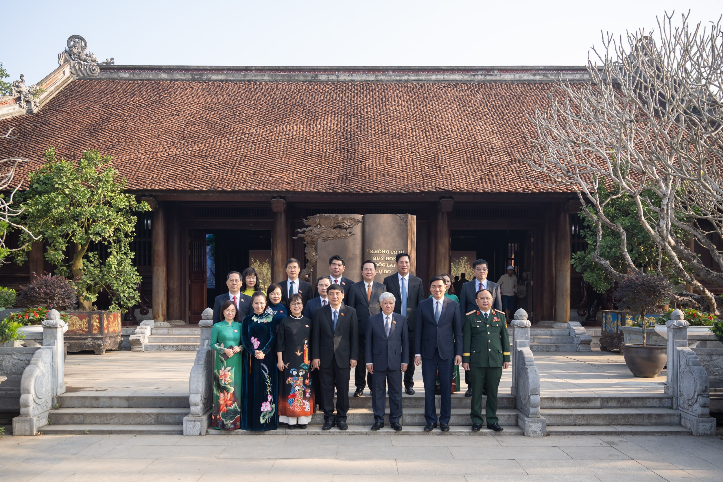 Phó Chủ tịch Thường trực Quốc hội Đỗ Văn Chiến và các đại biểu chụp ảnh lưu niệm tại Nhà tưởng niệm Chủ tịch Hồ Chí Minh tại xã Nam Đàn, tỉnh Nghệ An