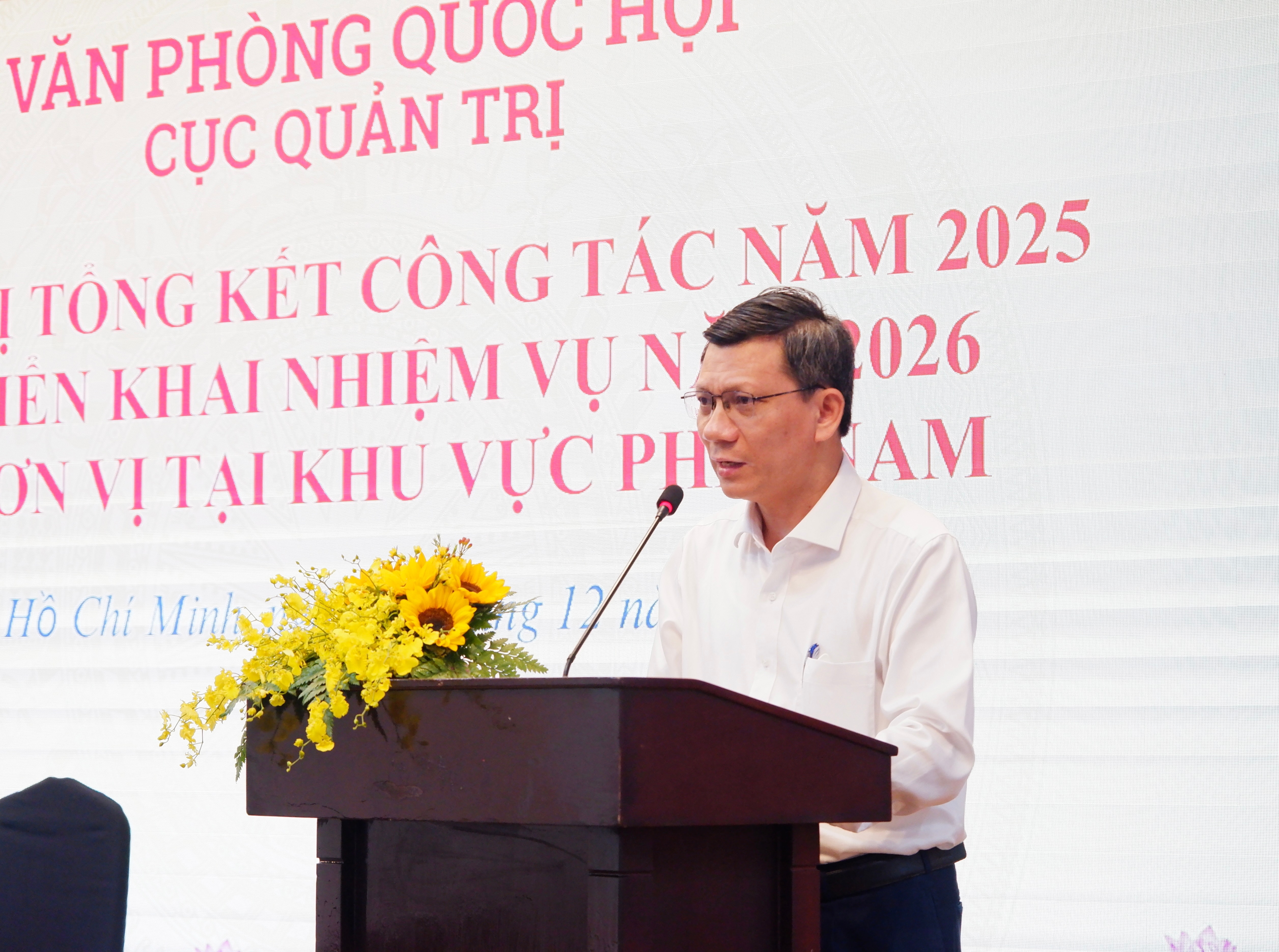 Phó Cục trưởng Cục Quản trị Văn Phòng Quốc hội Lê Quang Đồng báo cáo tại hội nghị