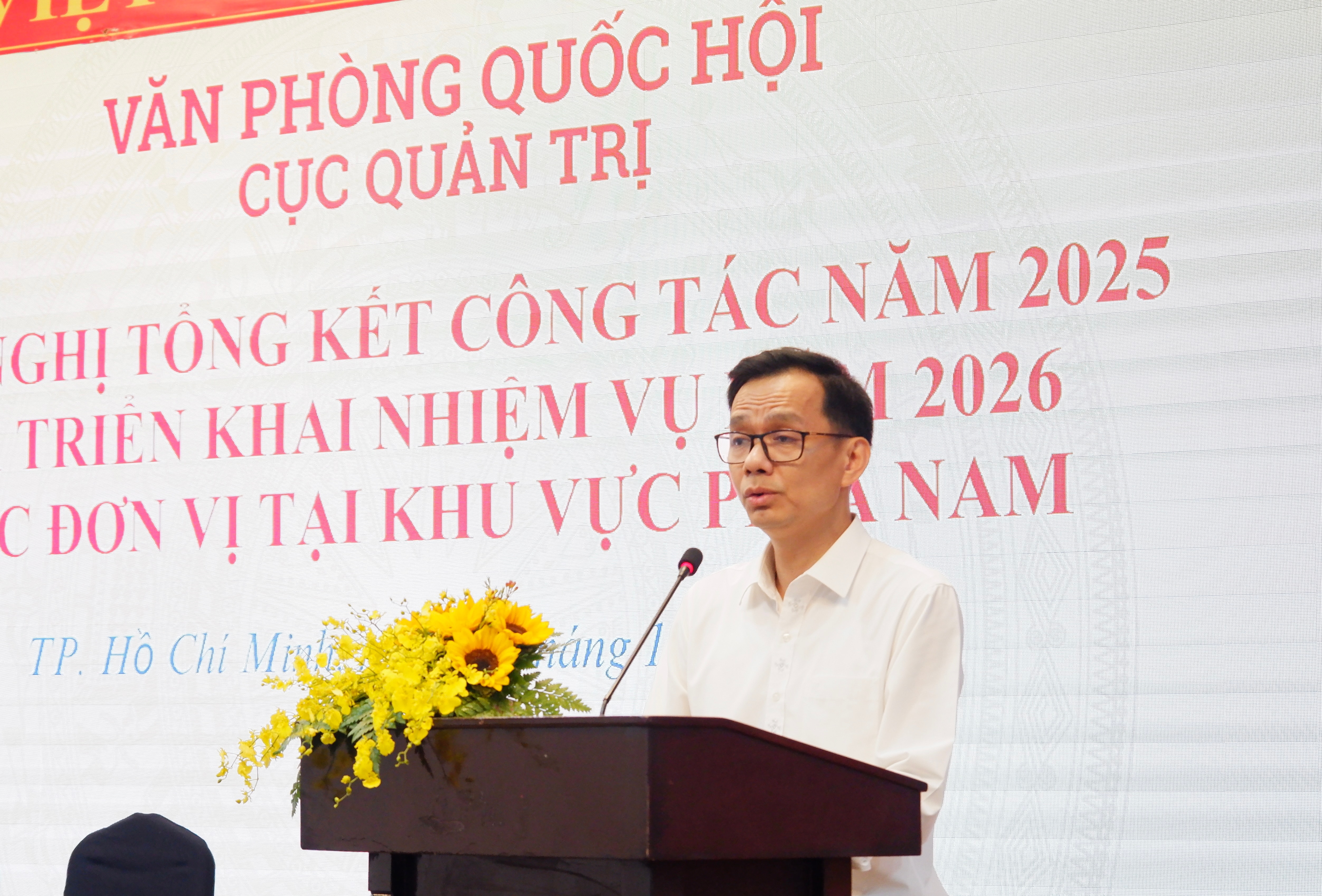 Phó Giám đốc thường trực Nhà khách Quốc hội tại TP. Hồ Chí Minh Đào Minh Khanh báo cáo tại hội nghị