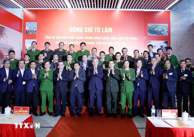 Tổng Bí thư Tô Lâm với các đại biểu. (Ảnh: Thống Nhất/TTXVN) ttxvn-2912-tong-bi-thu-trung-tam-du-lieu-quoc-gia-9.jpg