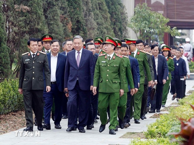 Tổng Bí thư Tô Lâm đến thăm, làm việc tại Trung tâm Dữ liệu quốc gia số 1. (Ảnh: Thống Nhất/TTXVN) ttxvn-2912-tong-bi-thu-trung-tam-du-lieu-quoc-gia-6.jpg