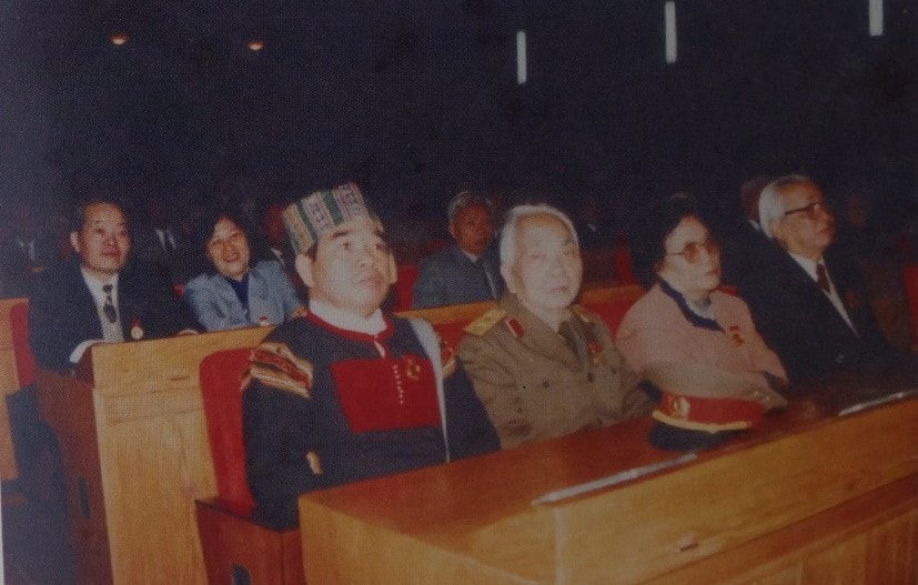 Đại biểu Y Ngông Niê Kđăm tại ỳ họp Quốc hội năm 1996. Ảnh tư liệu