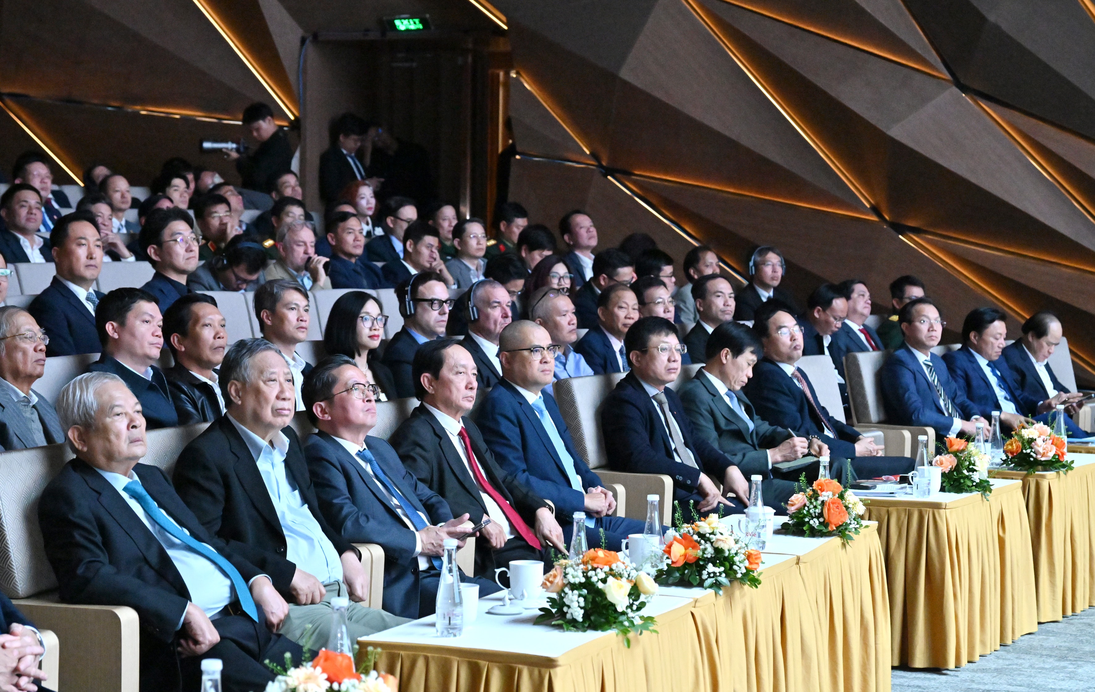 Phó Trưởng ban Chính sách và Chiến lược Trung ương Phạm Đại Dương; Phó Trưởng ban Tuyên giáo và Dân vận Trung ương Huỳnh Thành Đạt và các đại biểuVQK_0357