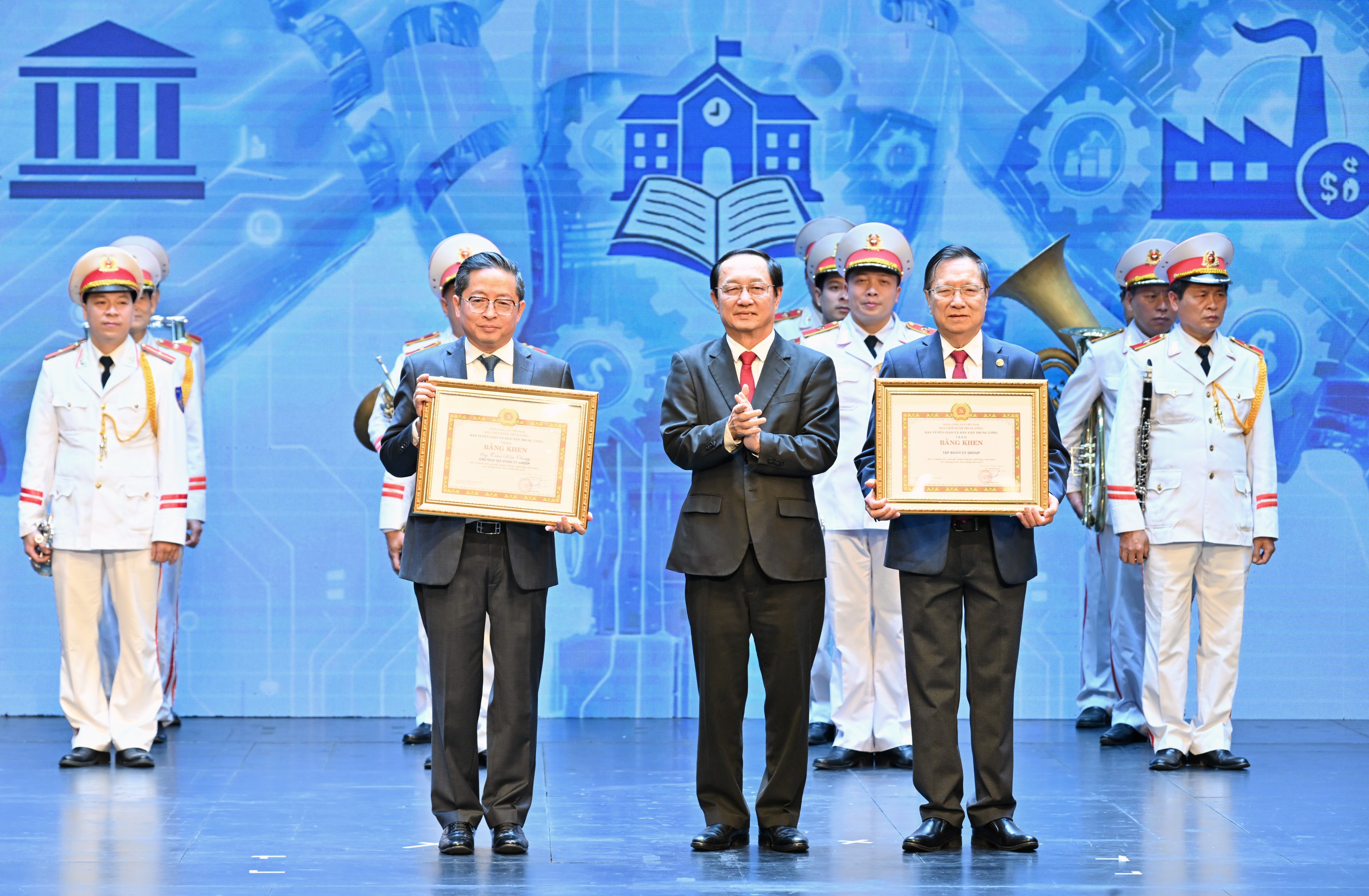 Phó Trưởng ban Tuyên giáo và Dân vận Trung ương Huỳnh Thành Đạt đã tặng bằng khen của Ban Tuyên giáo và Dân vận Trung ương cho Tập đoàn CT Group và Chủ tịch CT Group Trần Kim Chung