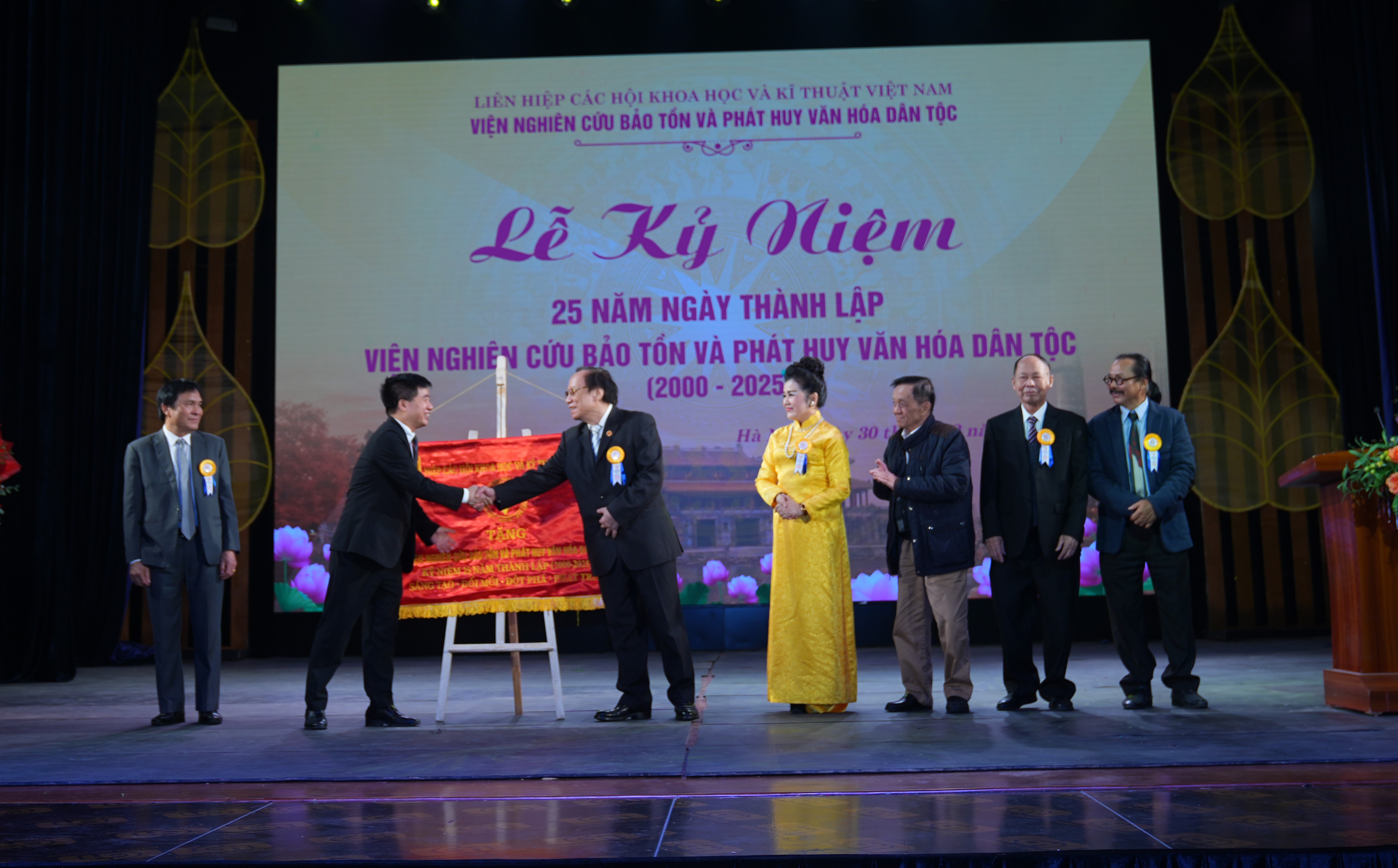 2- Tổng thư ký Liên hiệp các Hội KHKT Việt Nam trao bức trướng cho Lãnh đạo Viện (2)
