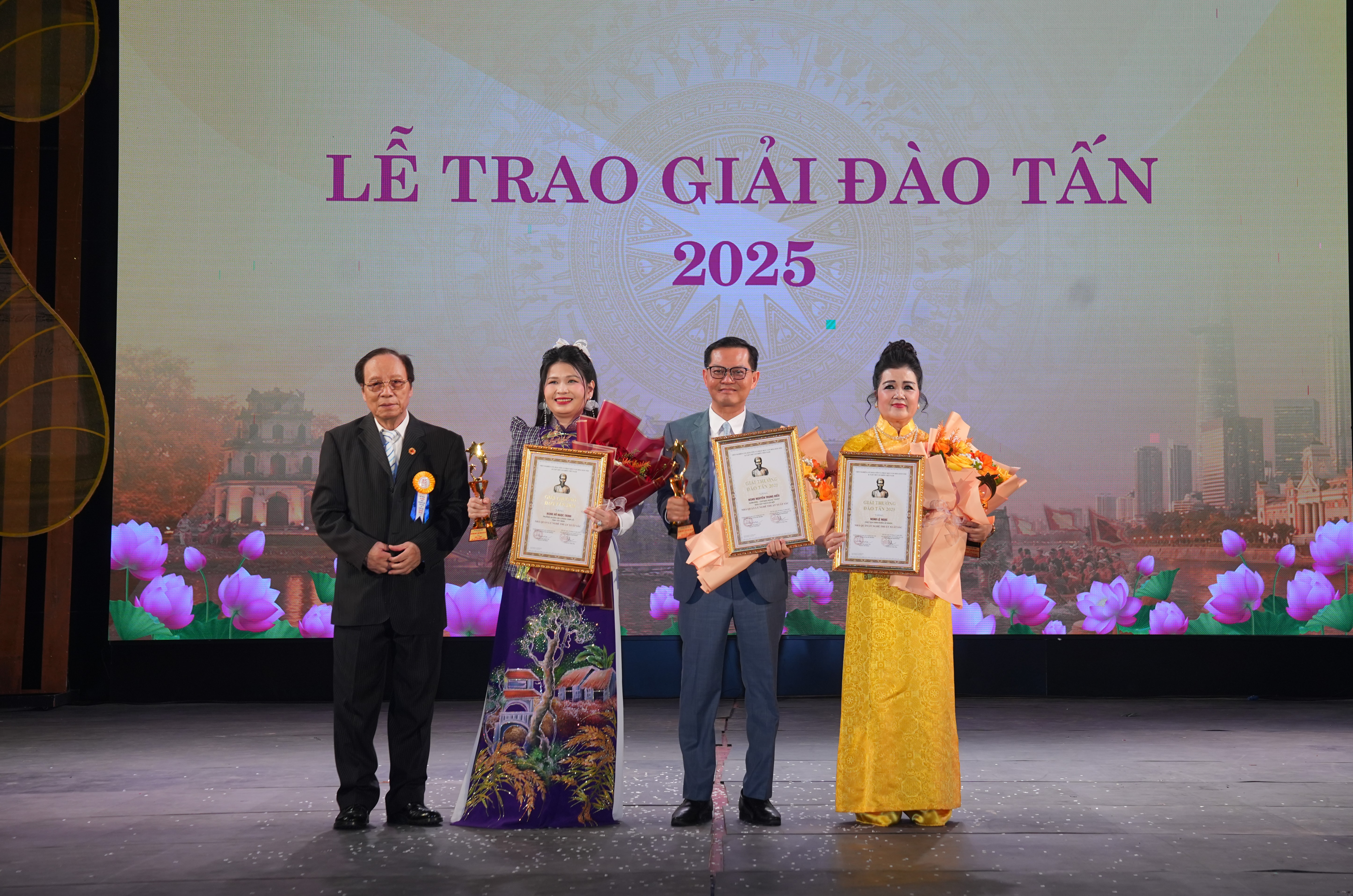 4- NSND Lê Tiến Thọ trao thưởng