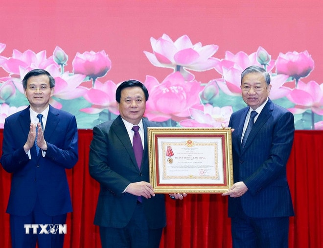 Tổng Bí thư Tô Lâm trao Huân chương Lao động Hạng Nhất tặng Học viện Chính trị Quốc gia Hồ Chí Minh. (Ảnh: Thống Nhất/TTXVN) ttxvn-3012-tong-bi-thu-hoc-vien-chinh-tri-quoc-gia-ho-chi-minh-12.jpg