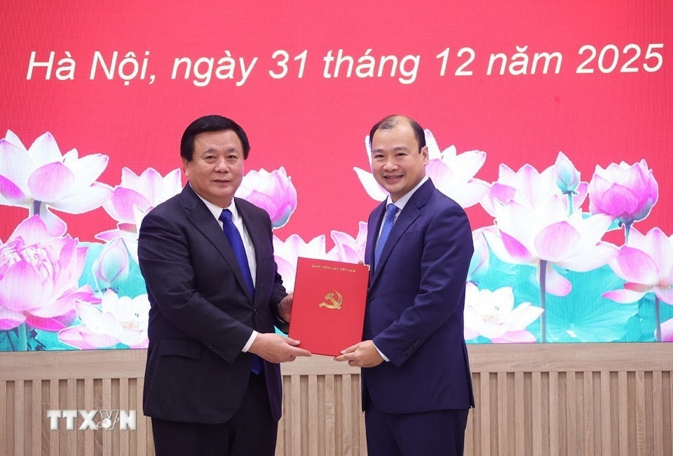 Giáo sư-Tiến sỹ Nguyễn Xuân Thắng, Ủy viên Bộ Chính trị, Bí thư Đảng ủy, Giám đốc Học viện Chính trị Quốc gia Hồ Chí Minh, Chủ tịch Hội đồng Lý luận Trung ương trao Quyết định cho ông Lê Hải Bình. (Ảnh: Văn Điệp/TTXVN)