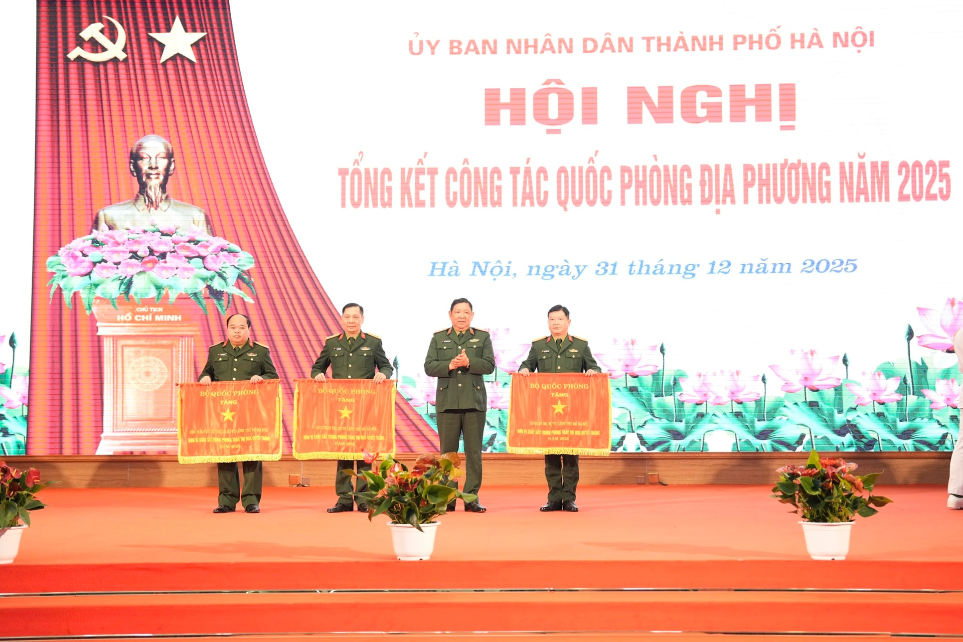 Thượng tướng Huỳnh Chiến Thắng, Phó Tổng Tham mưu trưởng Quân đội nhân dân Việt Nam trao Cờ thi đua của Bộ Quốc phòng cho các tập thể