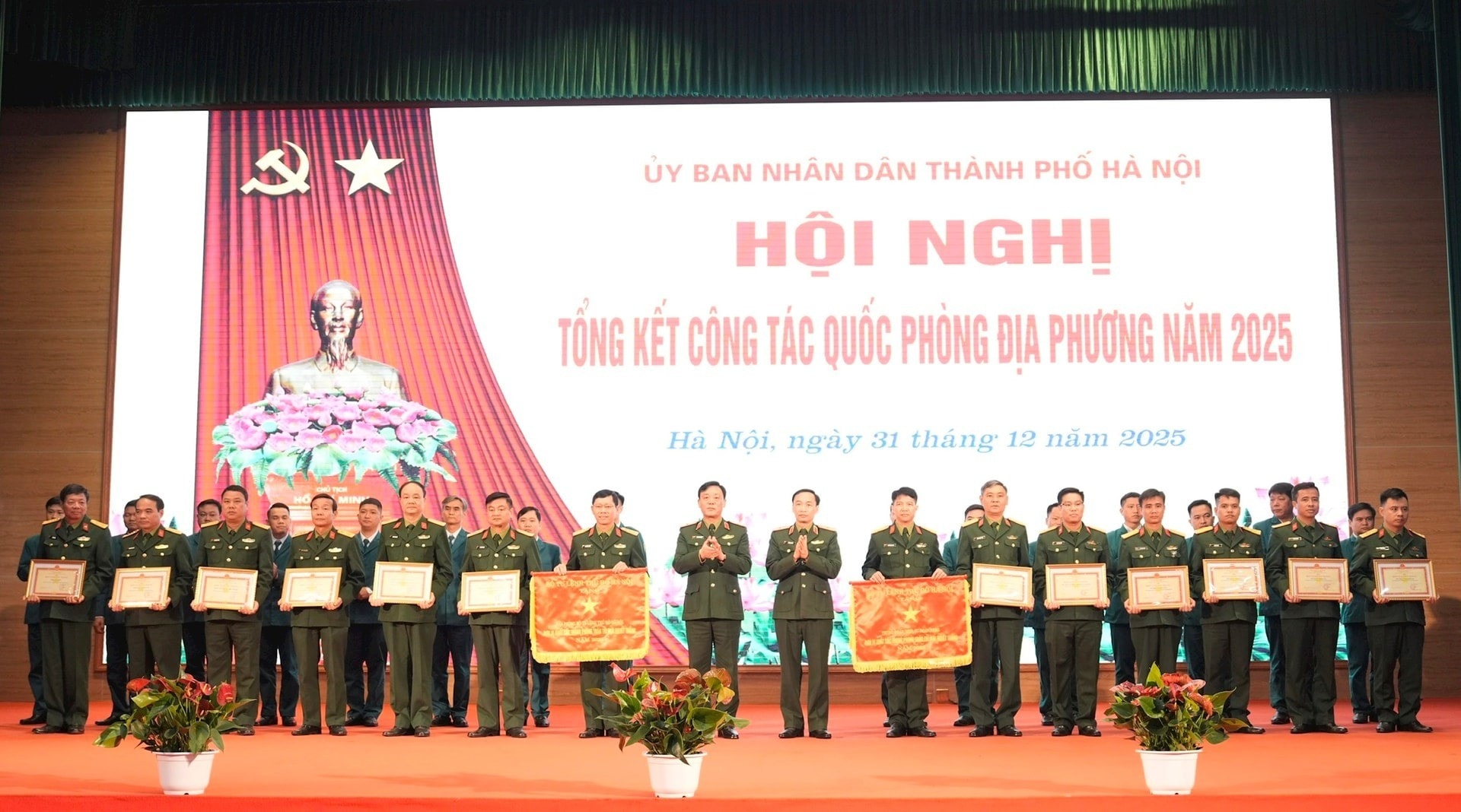 Trao Cờ thi đua của Bộ Tư lệnh Thủ đô, Danh hiệu Đơn vị Quyết thắng và Danh hiệu Chiến sĩ thi đua cơ sở cho các tập thể, cá nhân