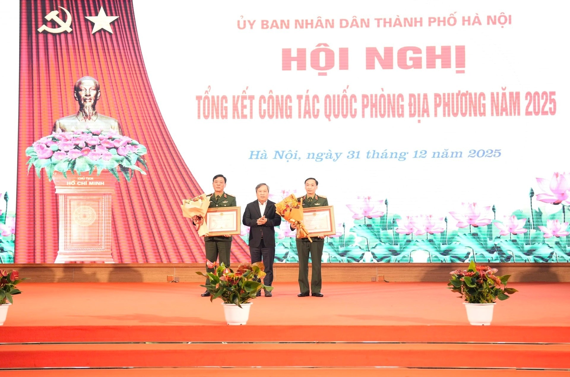 Chủ tịch UBND TP Hà Nội Vũ Đại Thắng trao Huân chương Bảo vệ Tổ quốc hạng Ba tặng các đồng chí Tư lệnh và Chính ủy Bộ Tư lệnh Thủ đô Hà Nộ