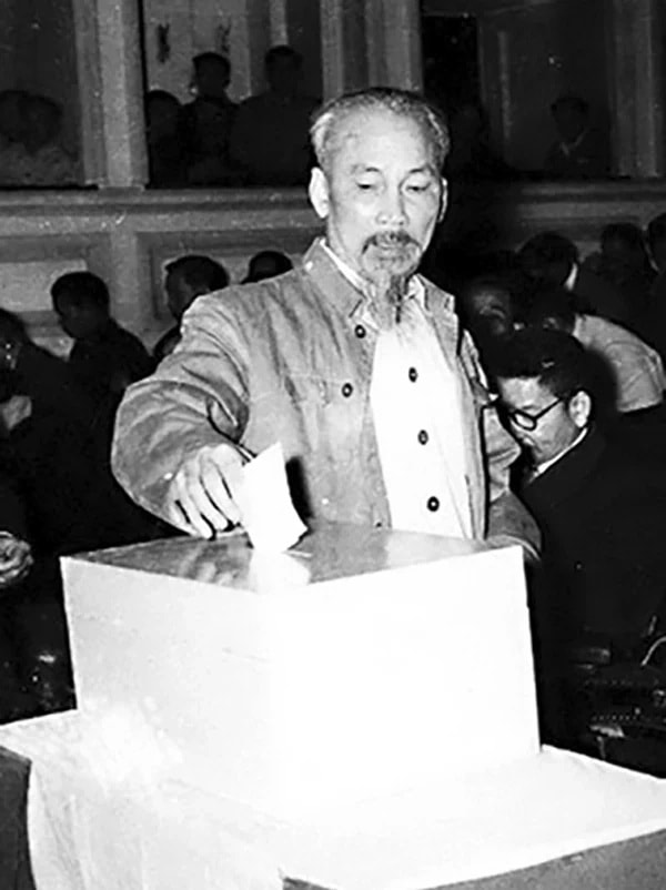 Chủ tịch Hồ Chí Minh bỏ phiếu bầu Quốc hội. Ảnh tư liệu