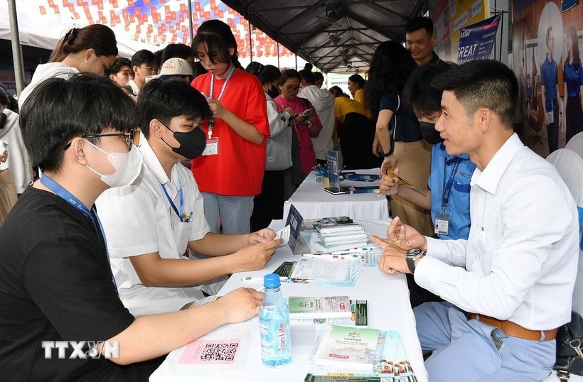 Students and workers receive career counselling and job placement advice. (Photo: VNA)