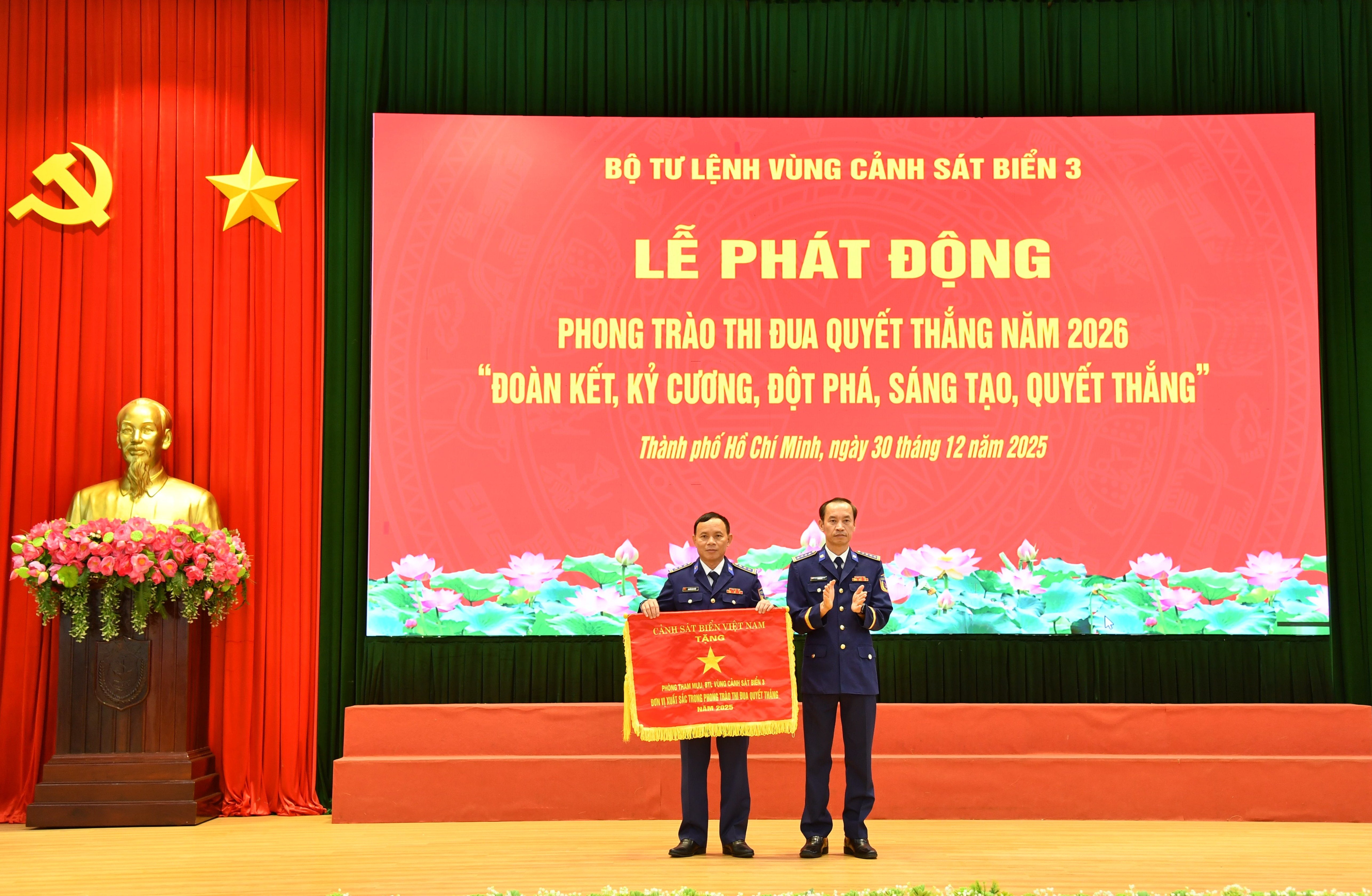 Thừa ủy quyền của thủ trưởng BTL cảnh sát biển Đại tá Lê Văn Tú, Bí thư Đảng ủy, Chính ủy Vùng CSB 3 trao cờ thi đua cho tập thể Phòng Tham mưu