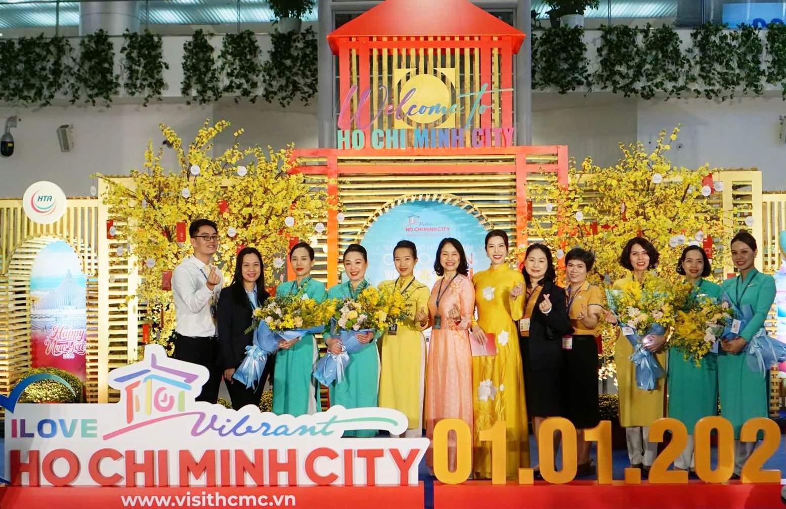 1.2 Vietnam Airlines phối hợp với các địa phương tổ chức chuỗi hoạt động đón tiếp được chuẩn bị đồng bộ và trang trọng tại khu vực ga đến