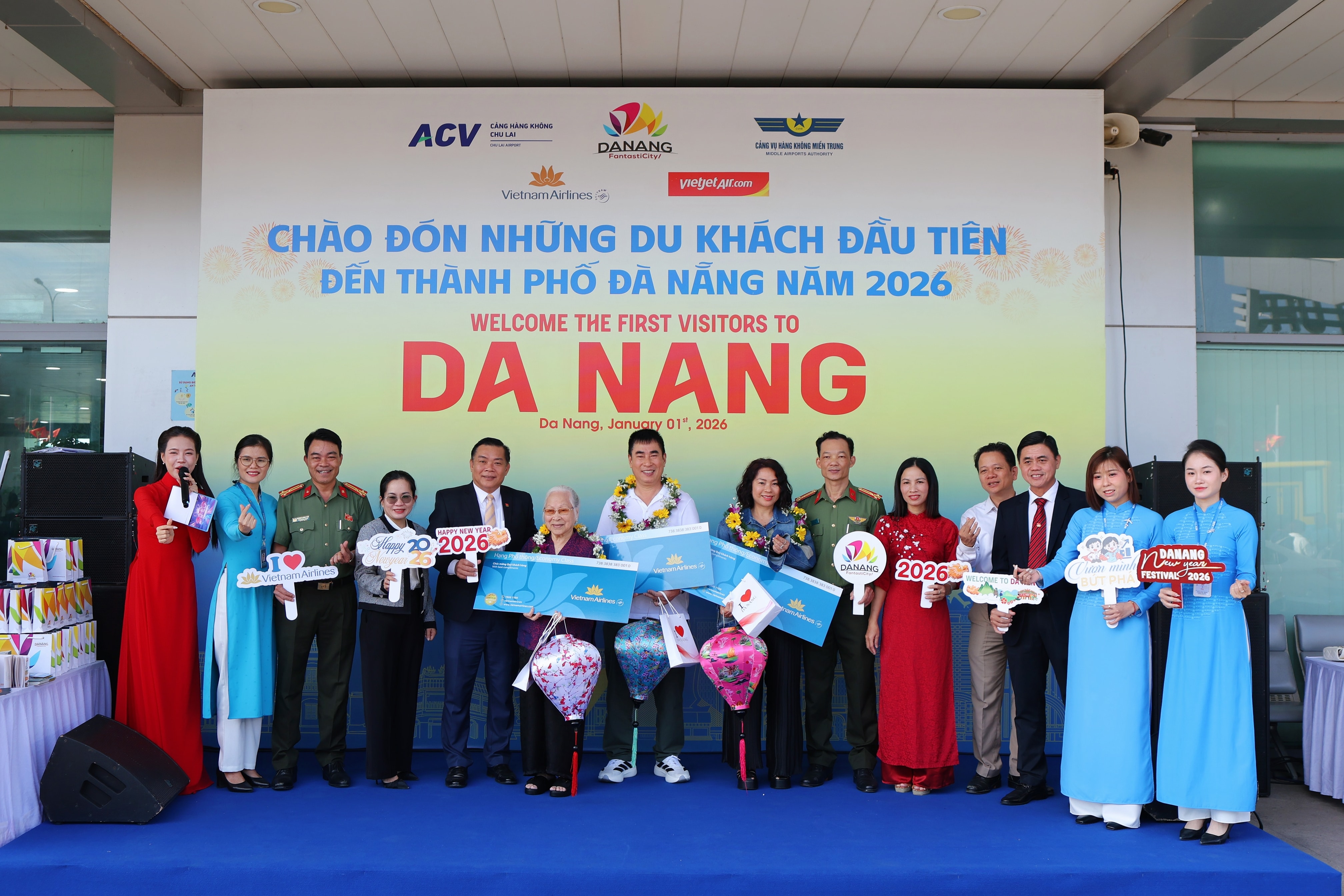 2.2 Các hoạt động đón khách được Vietnam Airlines tổ chức gắn với chương trình chào năm mới của địa phương, tiêu biểu là tại Đà Nẵng