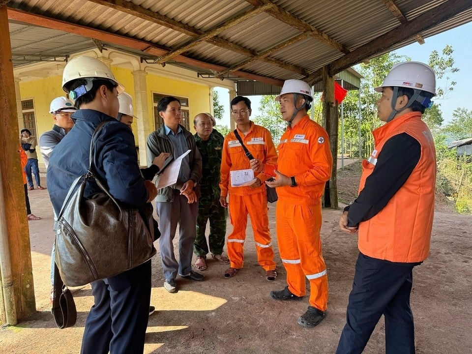 EVNNPC và chính quyền địa phương đã xuống khảo sát, trao đổi, tìm giải pháp khả thi nhất nhằm sớm đưa ánh sáng điện về với đồng bào. Ảnh NPC