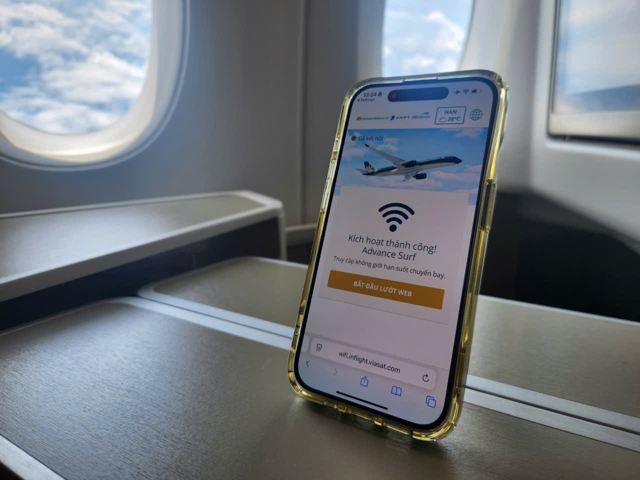 Hành khách truy cập Internet trên máy bay Vietnam Airlines thông qua hệ thống kết nối vệ tinh, đáp ứng nhu cầu làm việc và giải trí.
