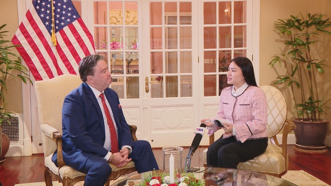 US Ambassador to Vietnam Marc E. Knapper speaks to a reporter from the Vietnam News Agency (Photo: VNA) 5.jpg
