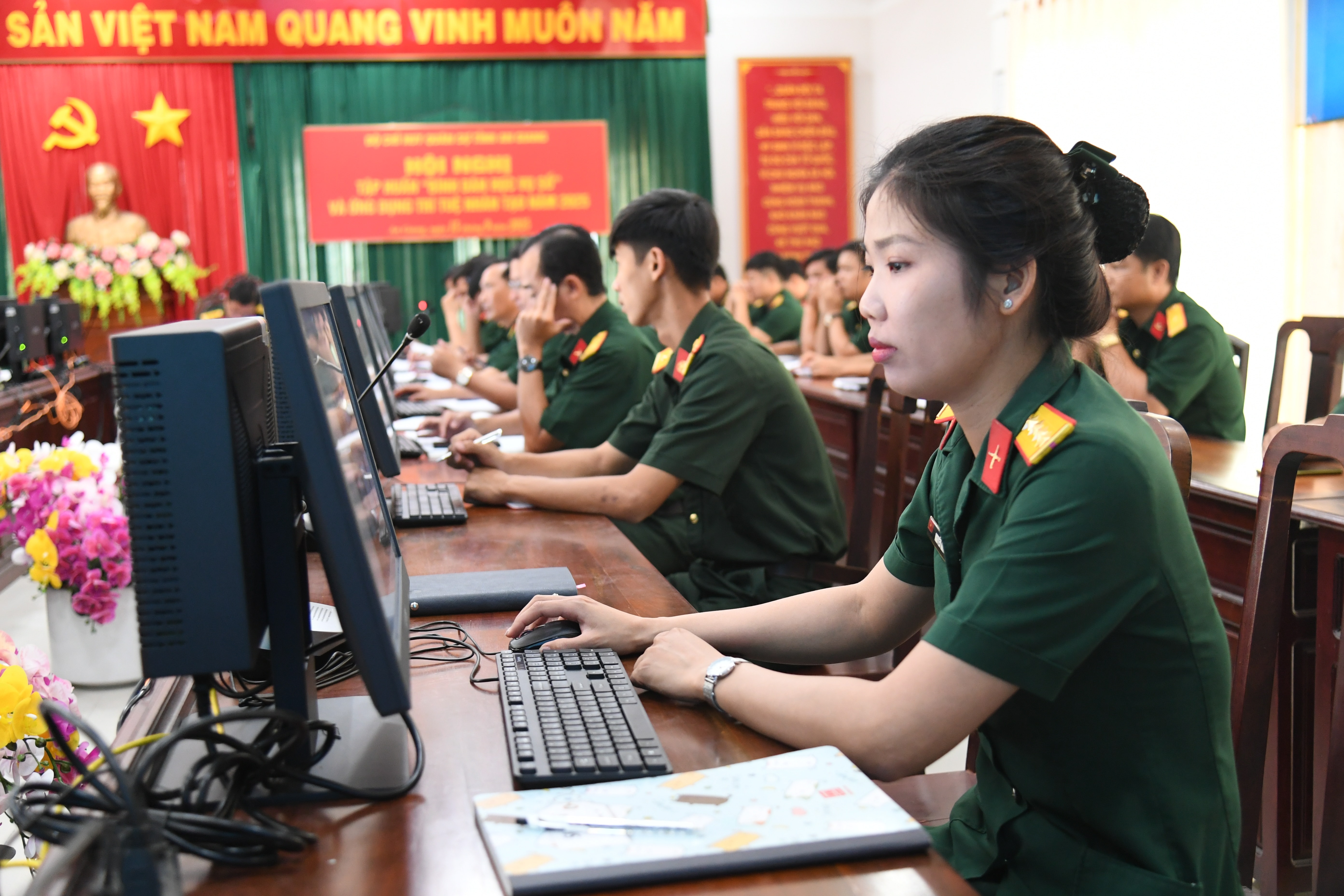 Cán bộ, chiến sĩ LLVT tỉnh tham gia tập huấn “bình dân học vụ số”. (Ảnh: Phương Vũ)