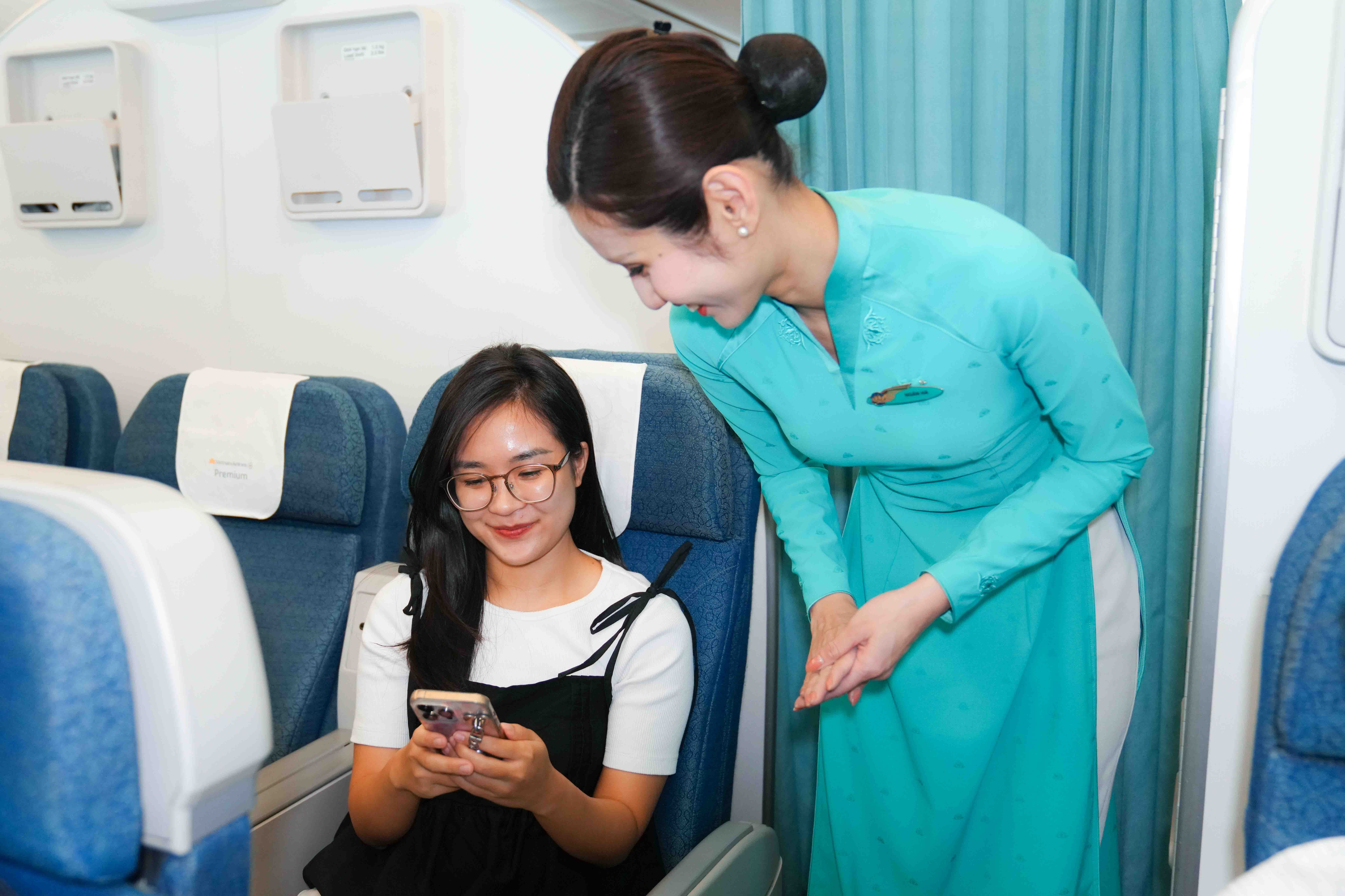 Tiếp viên hướng dẫn khách kết nối internet trên chuyến bayJPG (1)