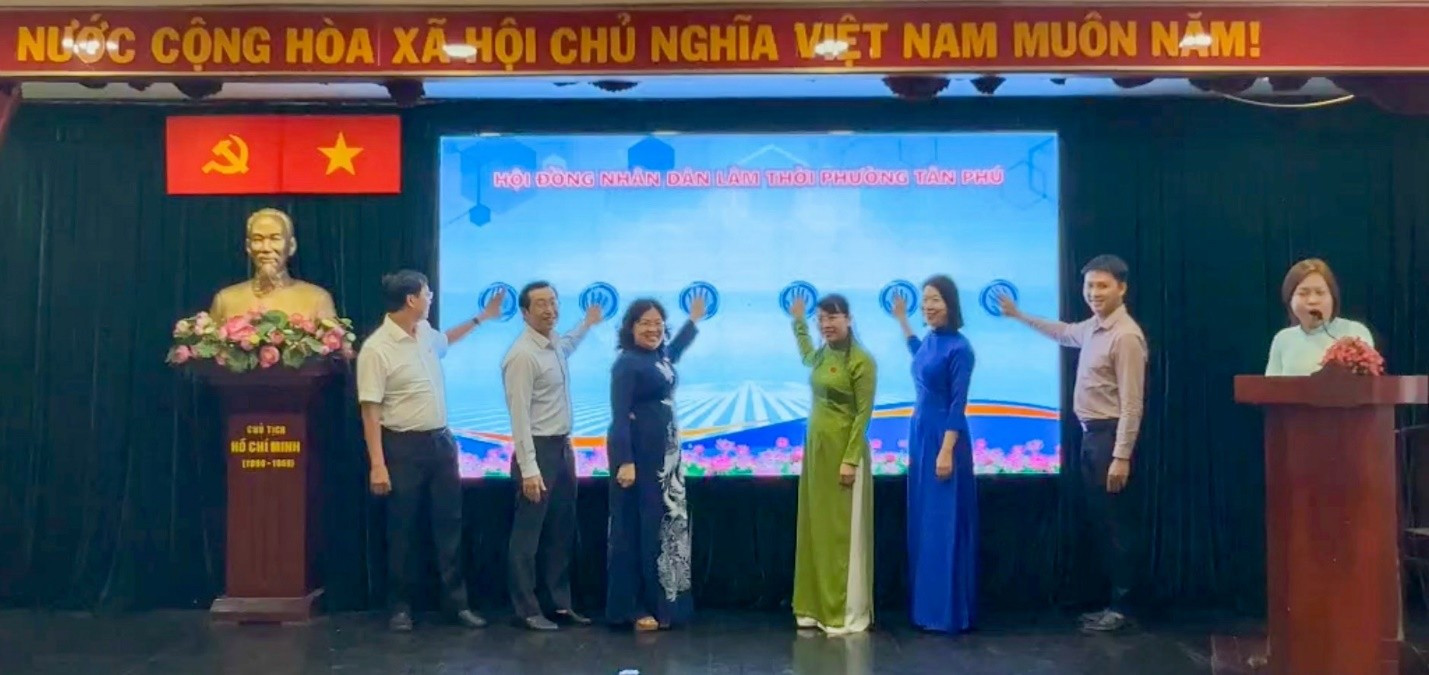 Các đại biểu tham gia nghi thức nhấn nút chính thức phát động tiếp tục thực hiện chuyển đổi số trong hoạt động của HĐND phường Tân Phú