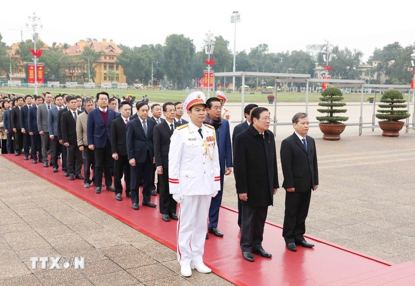 Đoàn cán bộ ngành nội chính Đảng vào Lăng viếng Chủ tịch Hồ Chí Minh. (Ảnh: Phương Hoa/TTXVN)