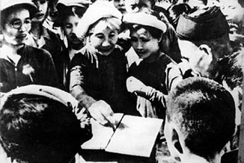 Cử tri ngoại thành Hà Nội bỏ phiếu bầu đại biểu Quốc hội khóa I ngày 6:1:1946. Ảnh tư liệu