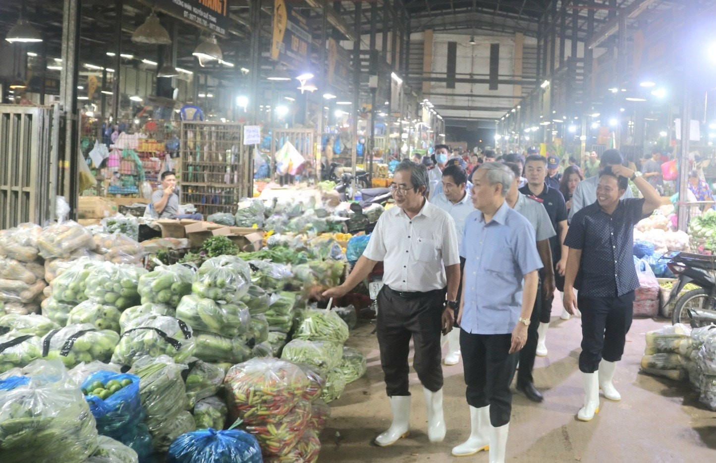 Đoàn kiểm tra kiểm tra hồ sơ truy xuất nguồn gốc sản phẩm hàng ngày của tiểu thương tại chợ Bình Điền