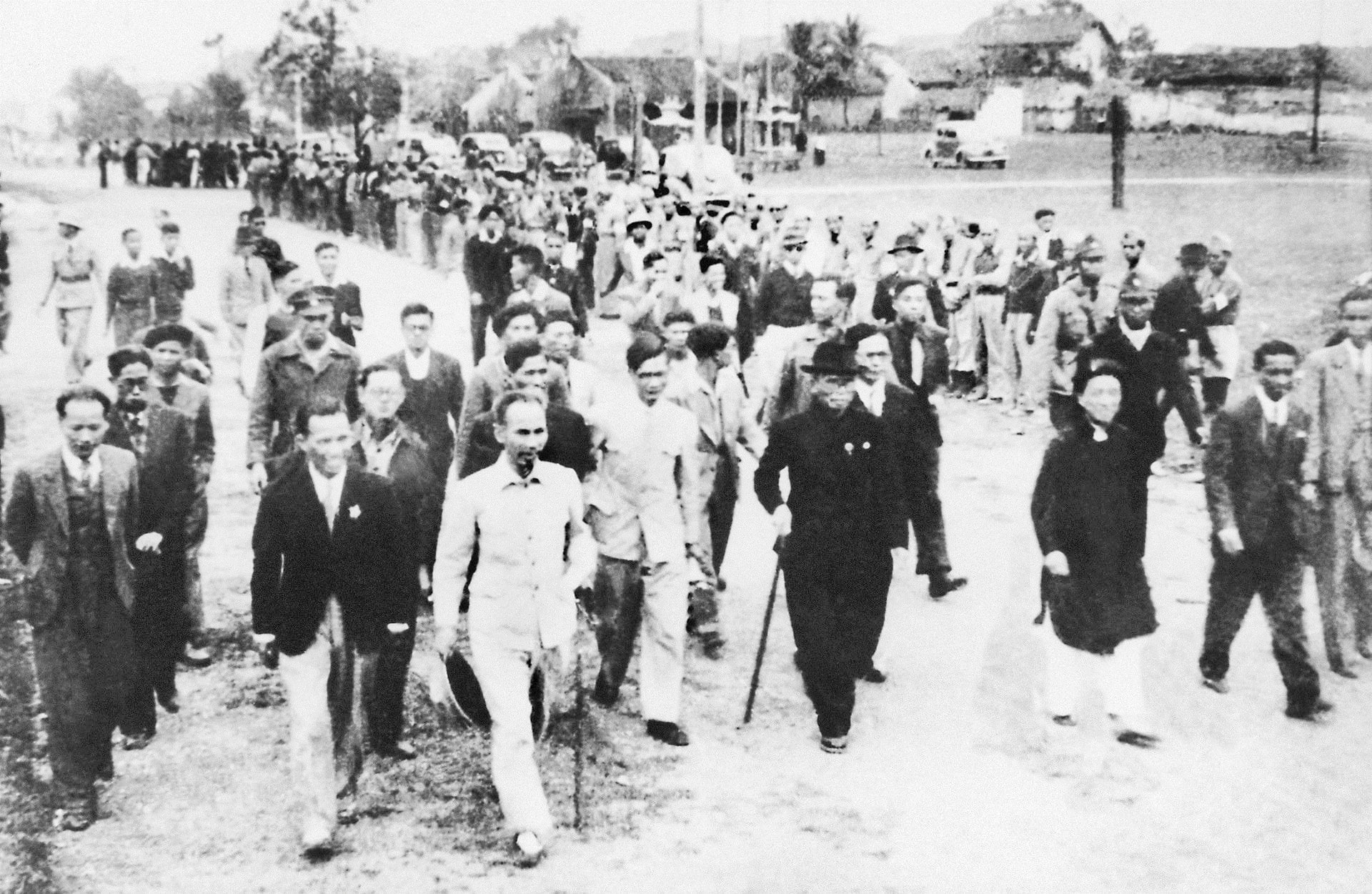 Nhân dân Hà Nội đón mừng Chủ tịch Hồ Chí Minh và các vị được giới thiệu ứng cử Đại biểu Quốc hội. Hà Nội, ngày 5:1:1946. (Nguồn- Bảo tàng Hồ Chí Minh)