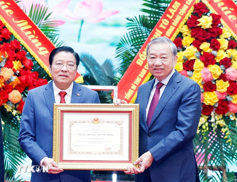 Tổng Bí thư Tô Lâm trao Huân chương Hồ Chí Minh tặng Ban Nội chính Trung ương. (Ảnh: Thống Nhất/TTXVN)