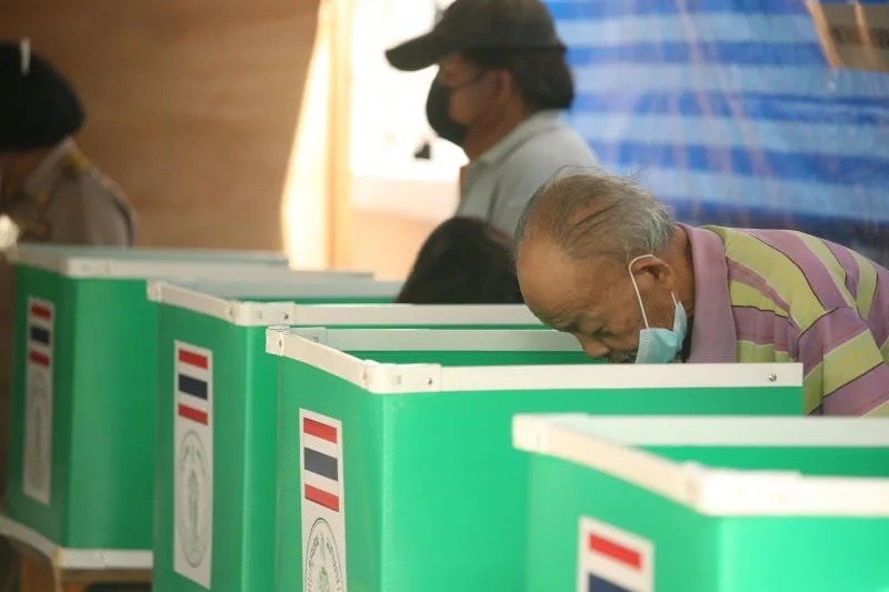 People use privacy-protecting cubicles to mark their ballots in the 2022 gubernatorial elections, at a polling station on Phahon Yothin Road. Thai nationals will vote in the general election and charter referendum on February 8, 2026. (Photo: Bangkok Post)