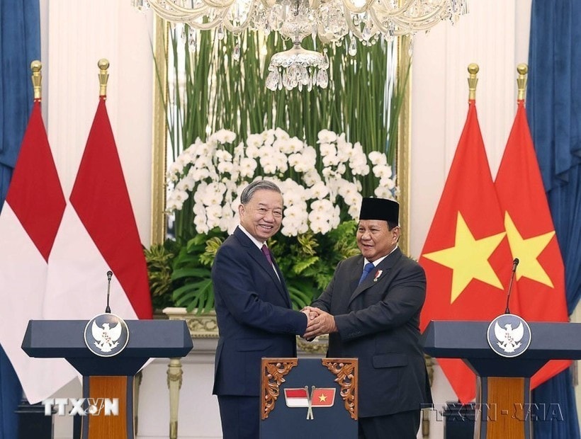 Party General Secretary To Lam (L) and Indonesian President and Chairman of the Great Indonesia Movement Party (Gerindra) Prabowo Subianto announce the elevation of Vietnam – Indonesia relations to a Comprehensive Strategic Partnership in Jakarta, on March 10, 2025. (Photo: VNA) 