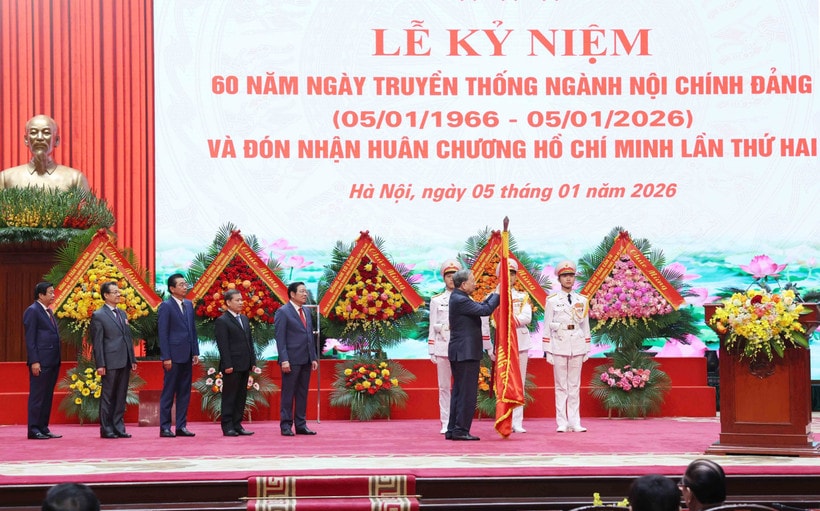 Party General Secretary To Lam awards the Ho Chi Minh Order to the Party Central Committee’s Commission for Internal Affairs (Photo: VNA)