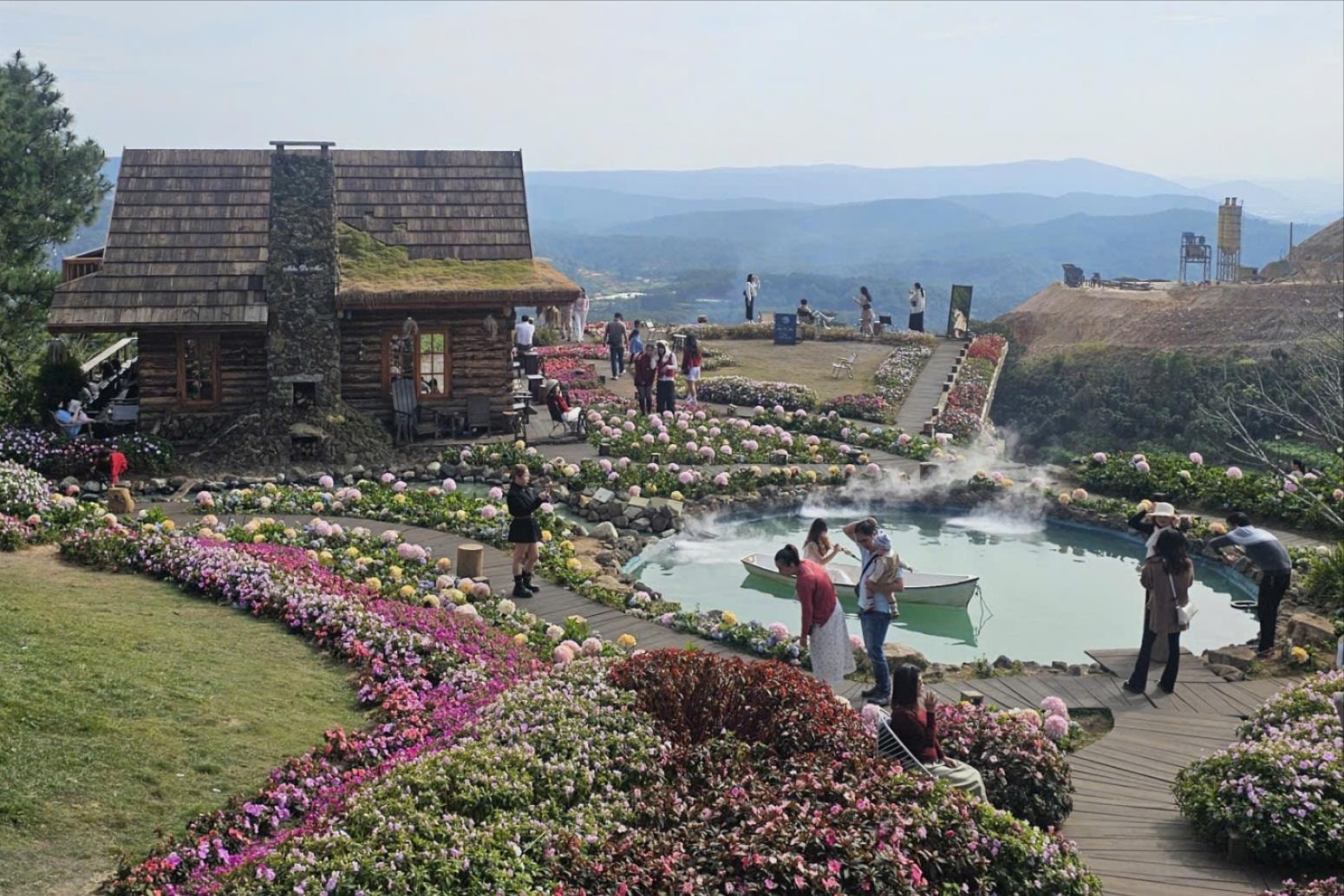 Des touristes visitent et s'enregistrent dans une zone d'écotourisme du quartier de Xuan Huong, à Da Lat, pendant les vacances du Nouvel An 2026.
