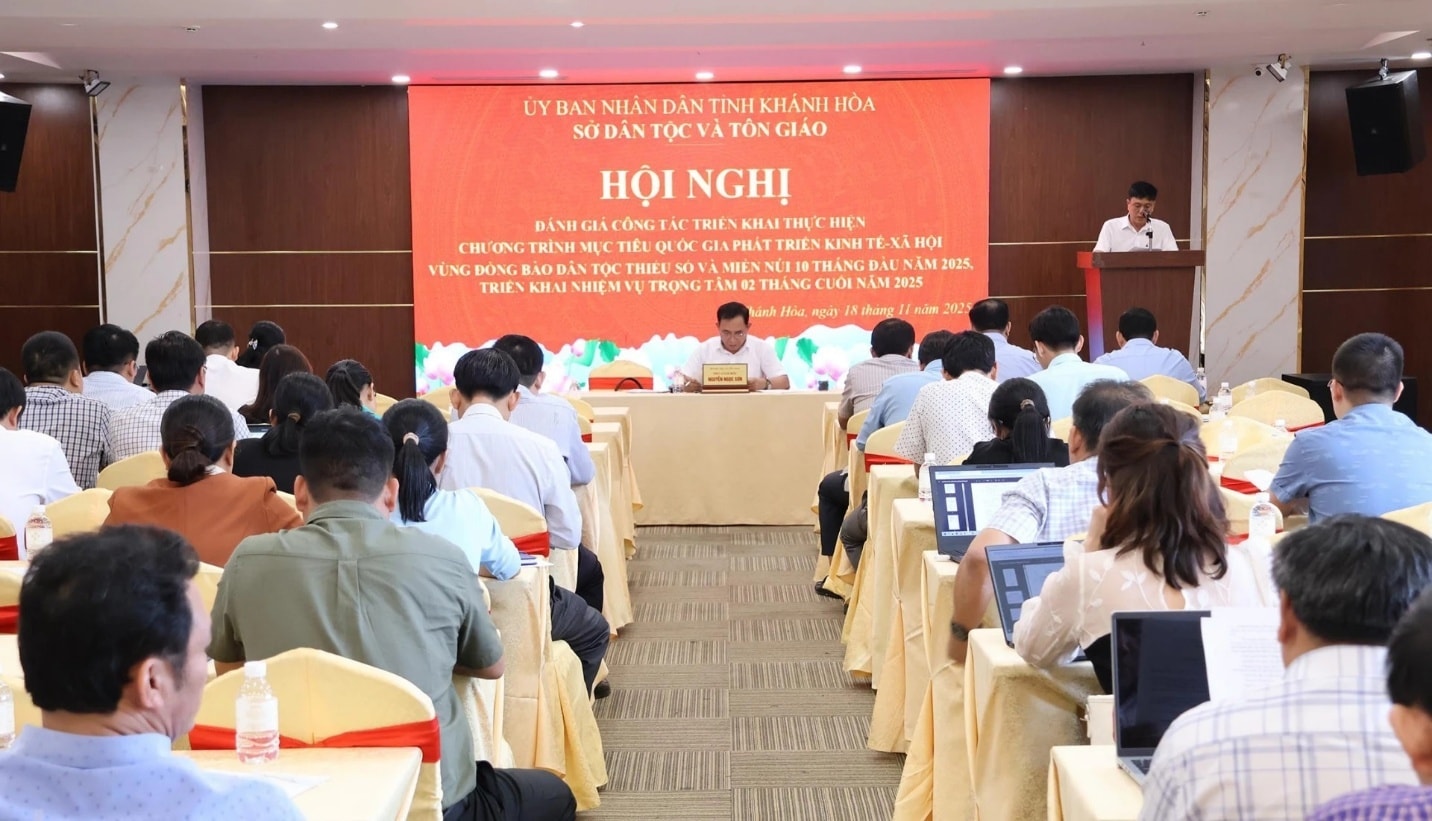 Ảnh có chứa trang phục, văn bản, người, đàn ông Nội dung do AI tạo ra có thể không chính xác.
