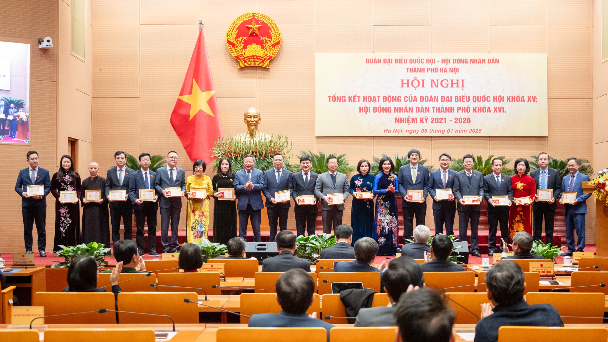 Phó Bí thư Thường trực Thành ủy Nguyễn Văn Phong; Phó Bí thư Thành ủy, Chủ tịch HĐND TP. Hà Nội Phùng Thị Hồng Hà trao tặng các cá nhân kỷ niệm chương “Vì sự nghiệp xây dựng, bảo vệ và phát triển thủ đô Hà Nội”.