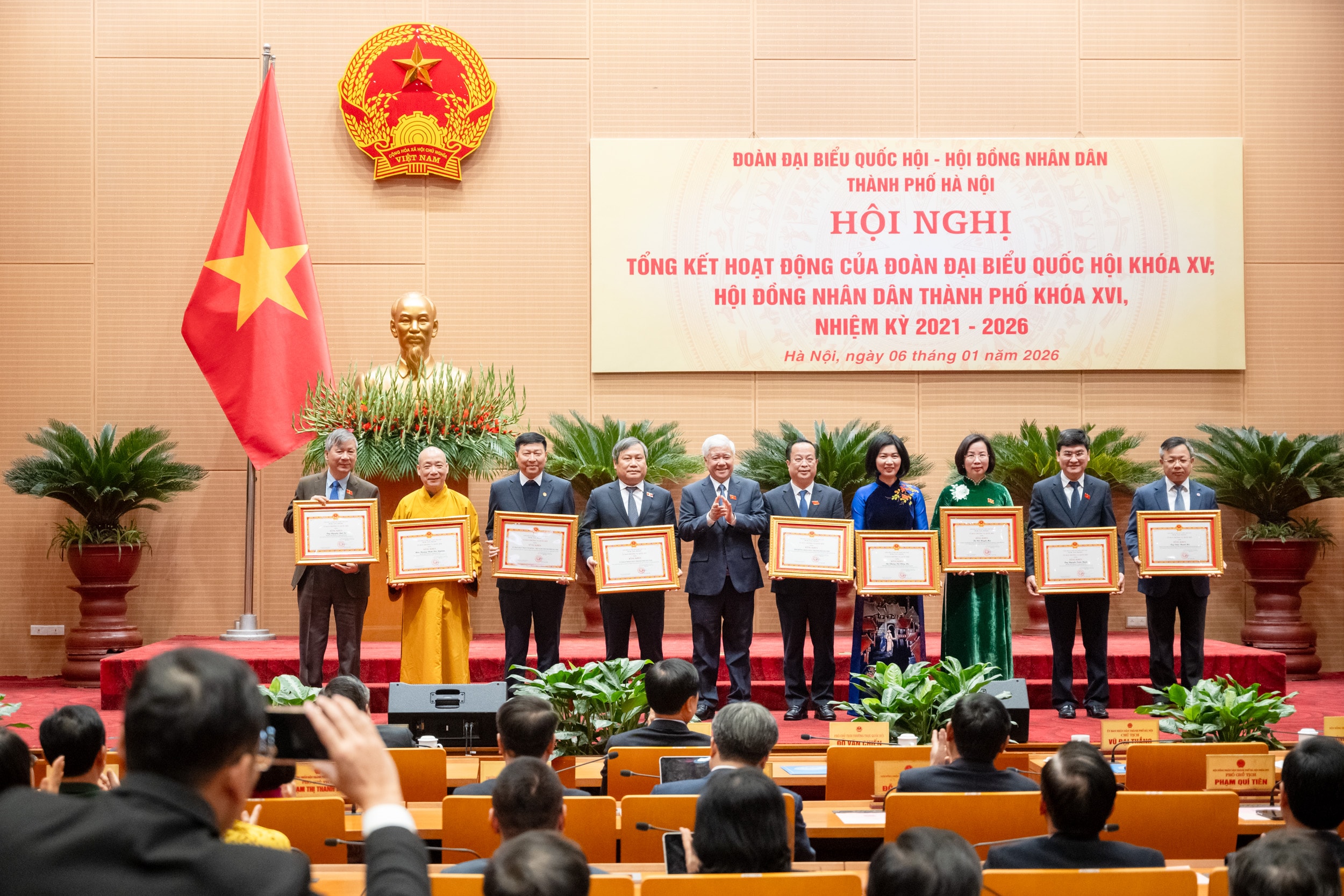 Phó Chủ tịch Thường trực Quốc hội Đỗ Văn Chiến đã trao Bằng khen của Ủy ban Thường vụ Quốc hội đối với 3 tập thể, 7 cá nhân của TP. Hà Nội có thành tích xuất sắc trong hoạt động của Đoàn ĐBQH Khoá XV