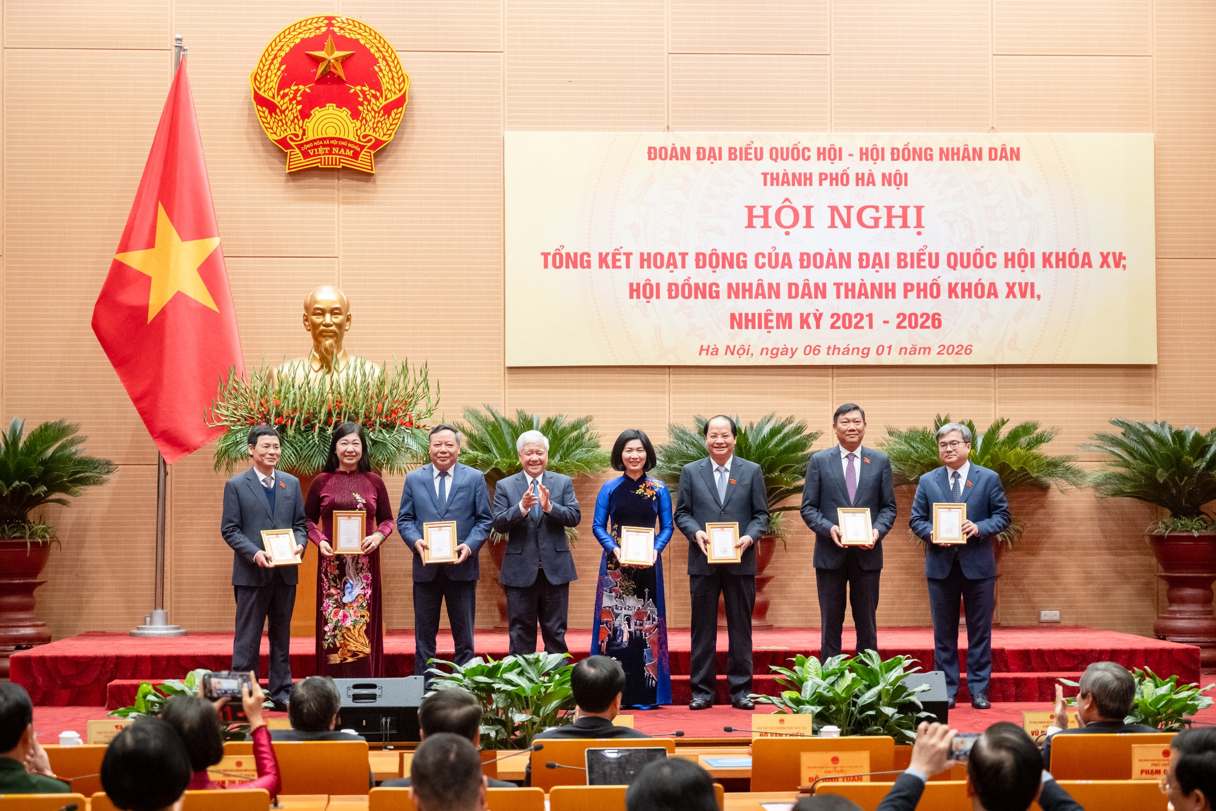 Phó Chủ tịch Thường trực Quốc hội Đỗ Văn Chiến trao tặng 7 cá nhân kỷ niệm chương “Vì sự nghiệp Quốc hội Việt Nam”
