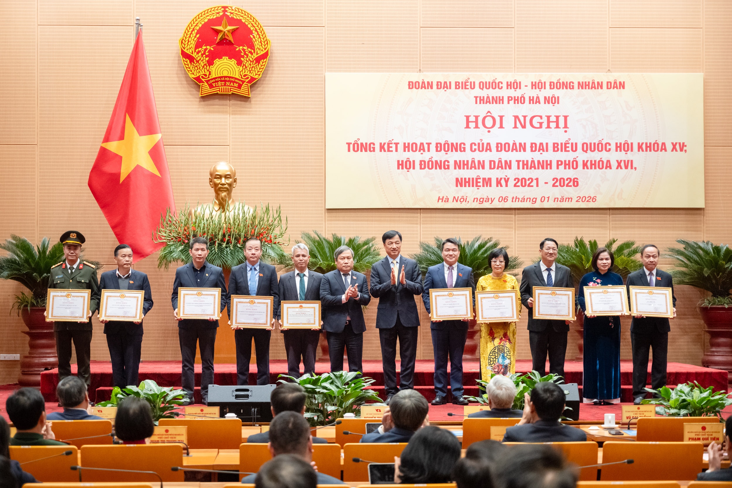 Bí thư Thành ủy Hà Nội Nguyễn Duy Ngọc, Chủ tịch UBND TP. Hà Nội Vũ Đại Thắng trao Bằng khen của Ban Thường vụ Thành ủy Hà Nội tặng các tập thể, cá nhân có thành tích xuất sắc trong hoạt động của Đoàn ĐBQH TP. Hà Nội và HĐND TP. Hà Nội, nhiệm kỳ 2021 - 2026.