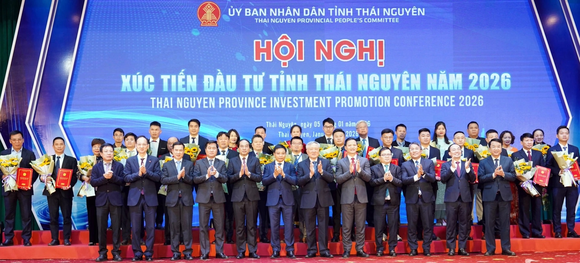 Bản sao Phó Thủ tướng Thường trực Chính phủ Nguyễn Hòa Bình và các đồng chí lãnh đạo tỉnh Thái Nguyên chụp ảnh với các nhà đầu tư