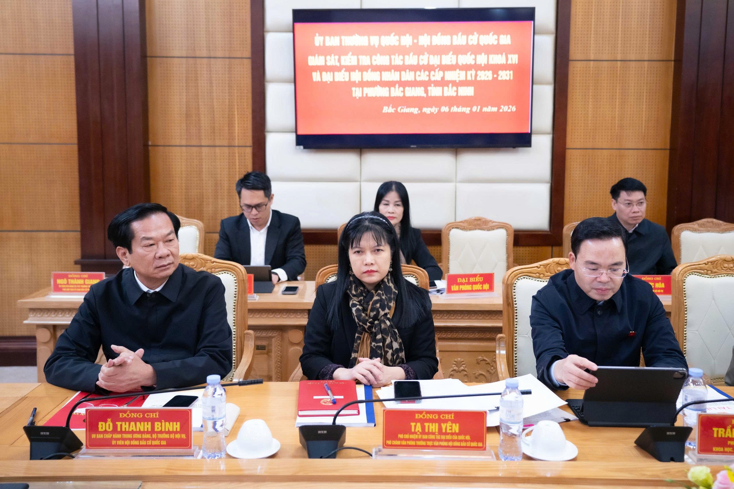 Các đại biểu tham dự cuộc kiểm tra, giám sát tại phường Bắc Giang, Bắc Ninh