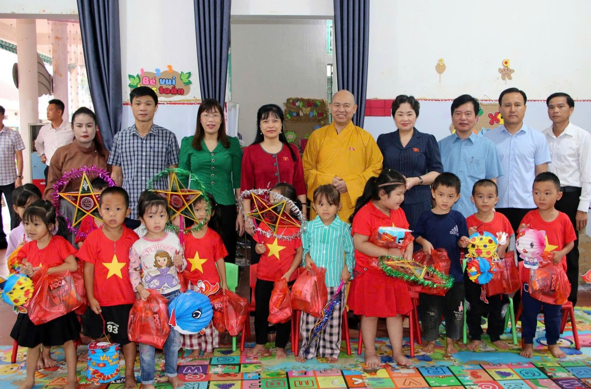 Các ĐBQH và lãnh đạo tặng quà cho các cháu mầm non tại Điểm trường trung tâm thuộc Trường Mầm non Búng Lao