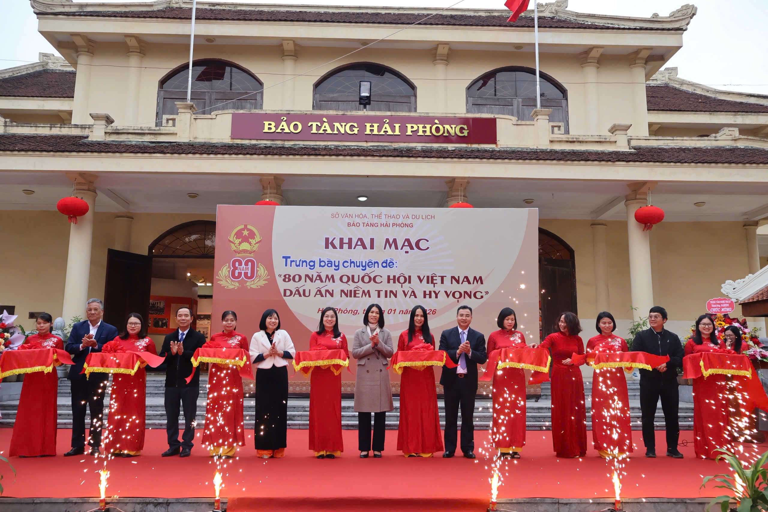 Đại biểu cắt băng khai mạc trưng bày