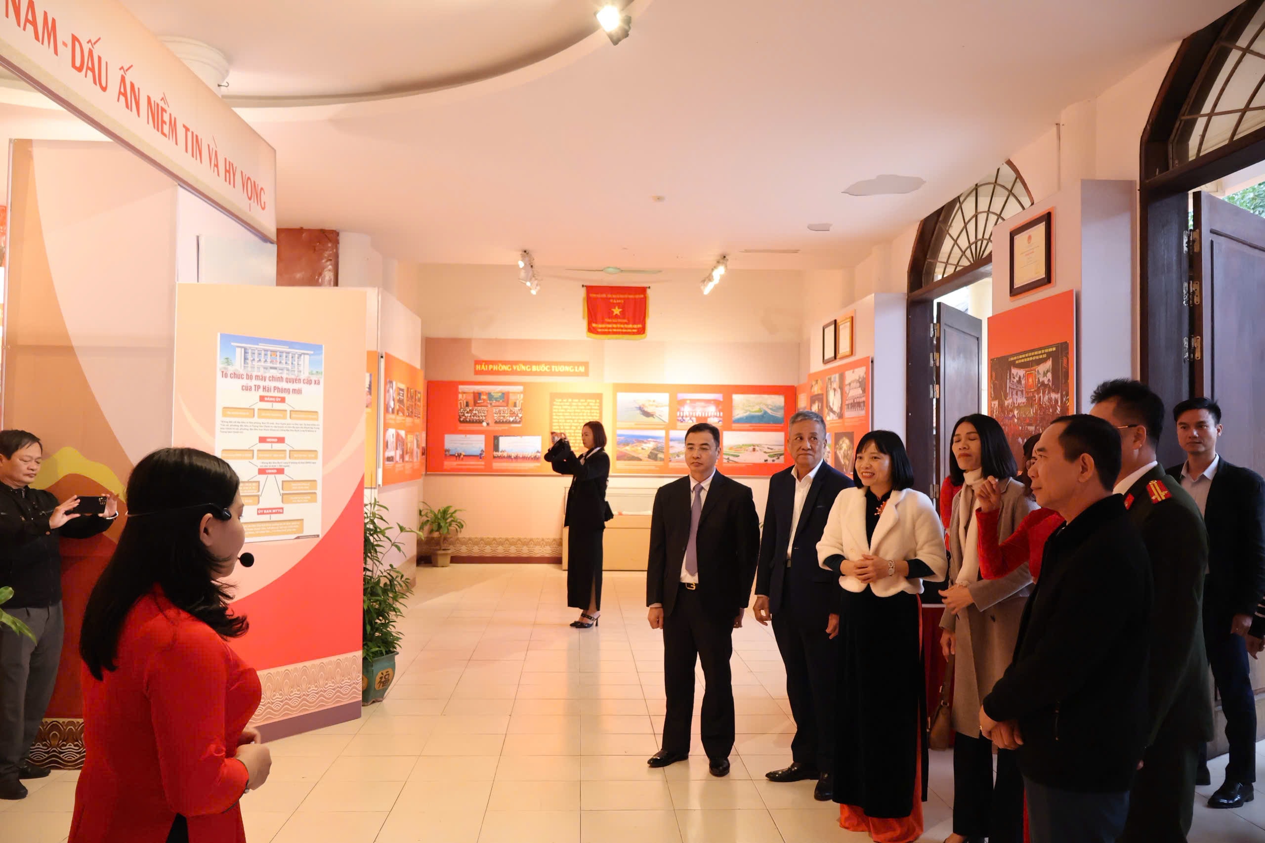 Đại biểu tham quan và nghe giới thiệu về các tư liệu được trưng bày tại Bảo tàng Hải Phòng