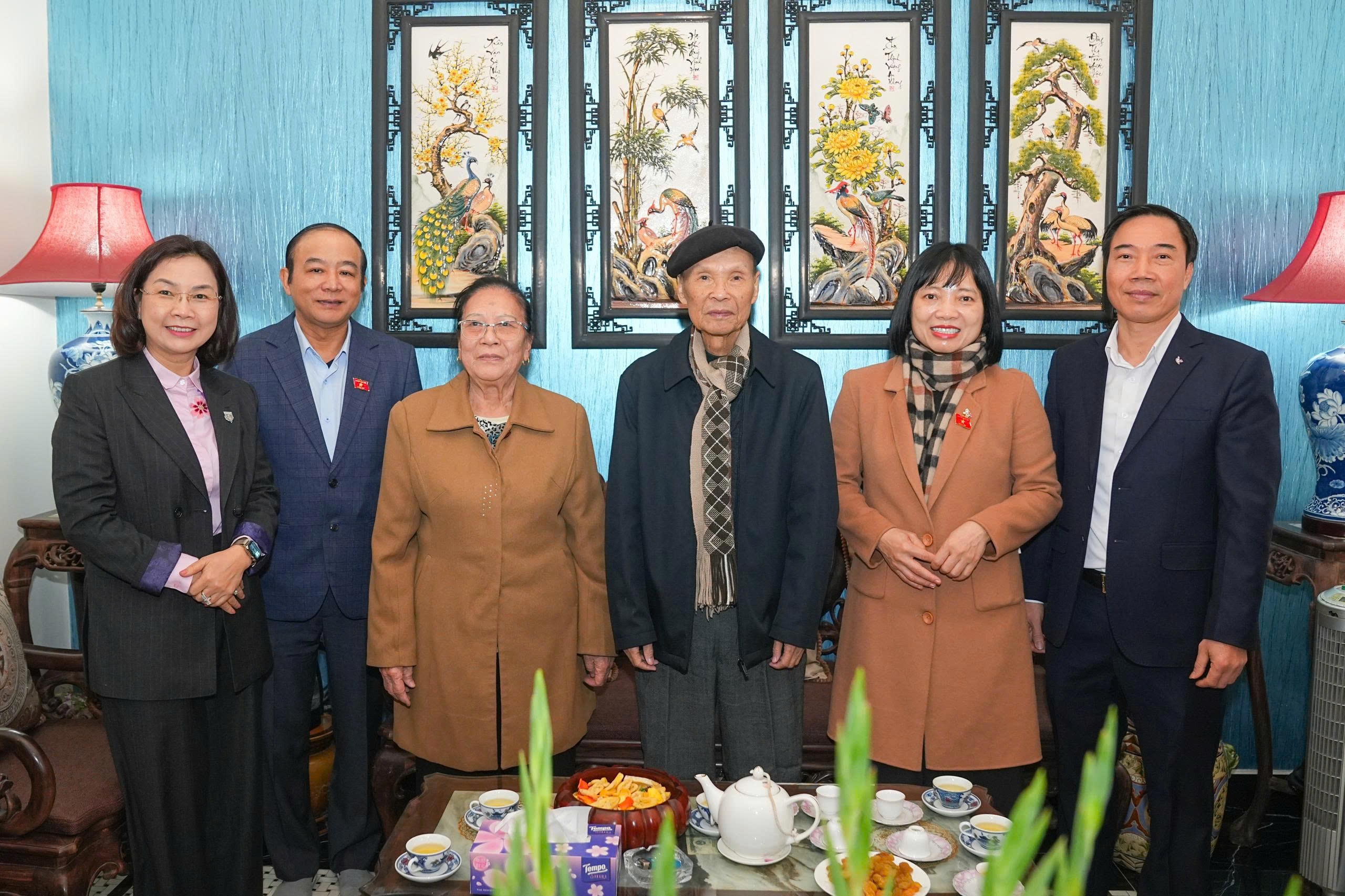 Đoàn đến thăm đồng chí Đào An (sinh năm 1936), nguyên Phó Bí thư Thành ủy, nguyên Chủ tịch UBND thành phố, Trưởng Đoàn ĐBQH thành phố Hải Phòng khóa IX.