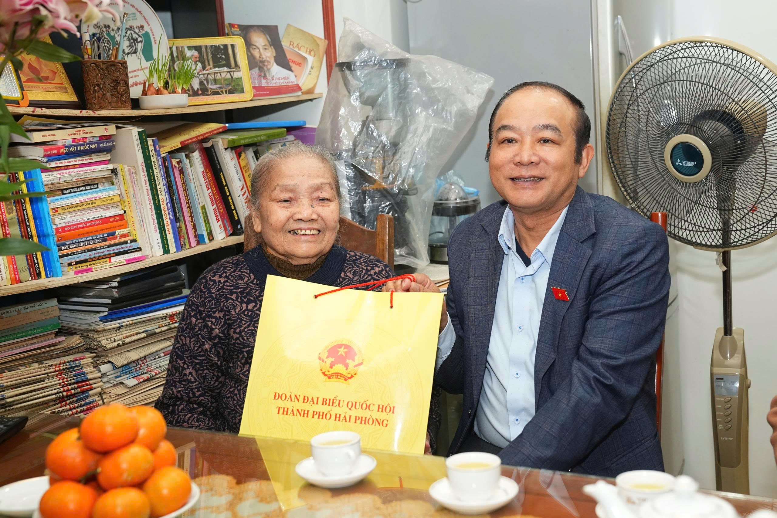 Đoàn đến thăm đồng chí Trương Thị Len (sinh năm 1938), nguyên công nhân Nhà máy xi măng Hải Phòng, đại biểu Quốc hội khóa II thành phố Hải Phòng.