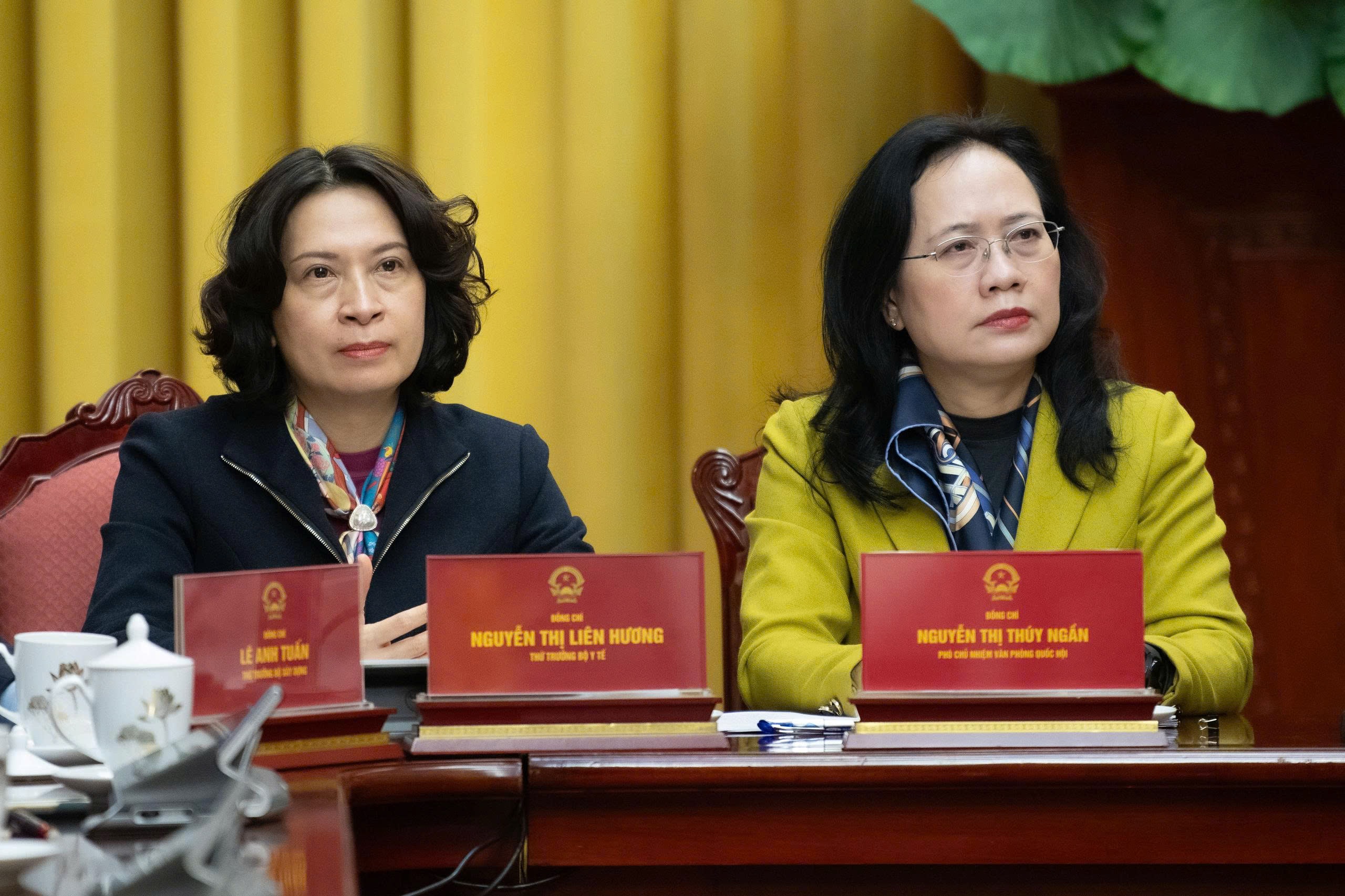 Thứ trưởng Bộ Y tế Nguyễn Thị Liên Hương (trái) và Phó Tổng thư ký Quốc hội, Phó Chủ nhiệm Văn phòng Quốc hội Nguyễn Thị Thúy Ngần (phải)