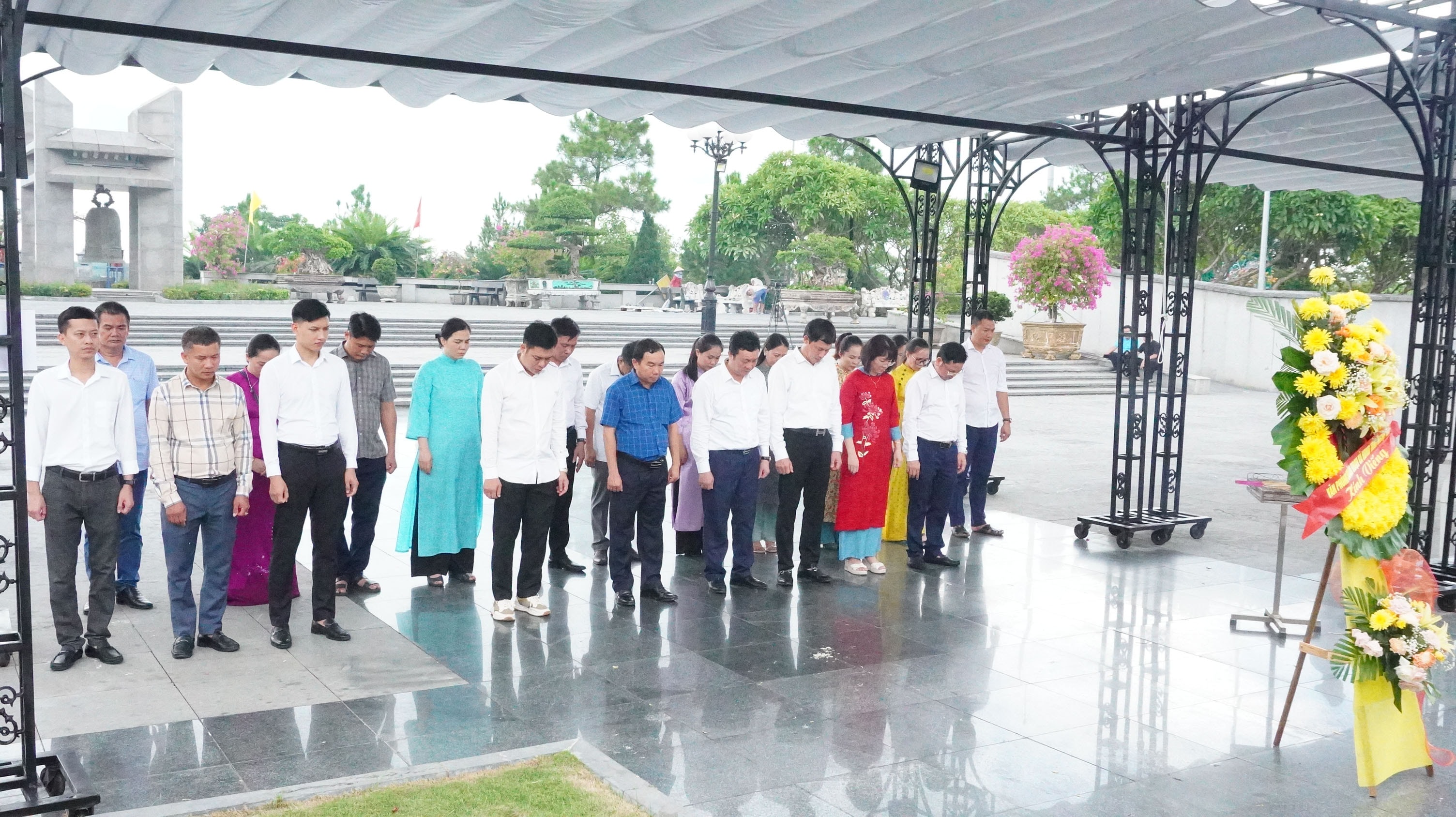 Cơ quan Văn phòng Đoàn ĐBQH và HĐND tỉnh dâng hương tưởng niệm các Anh hùng liệt sĩ tại Quảng Trị